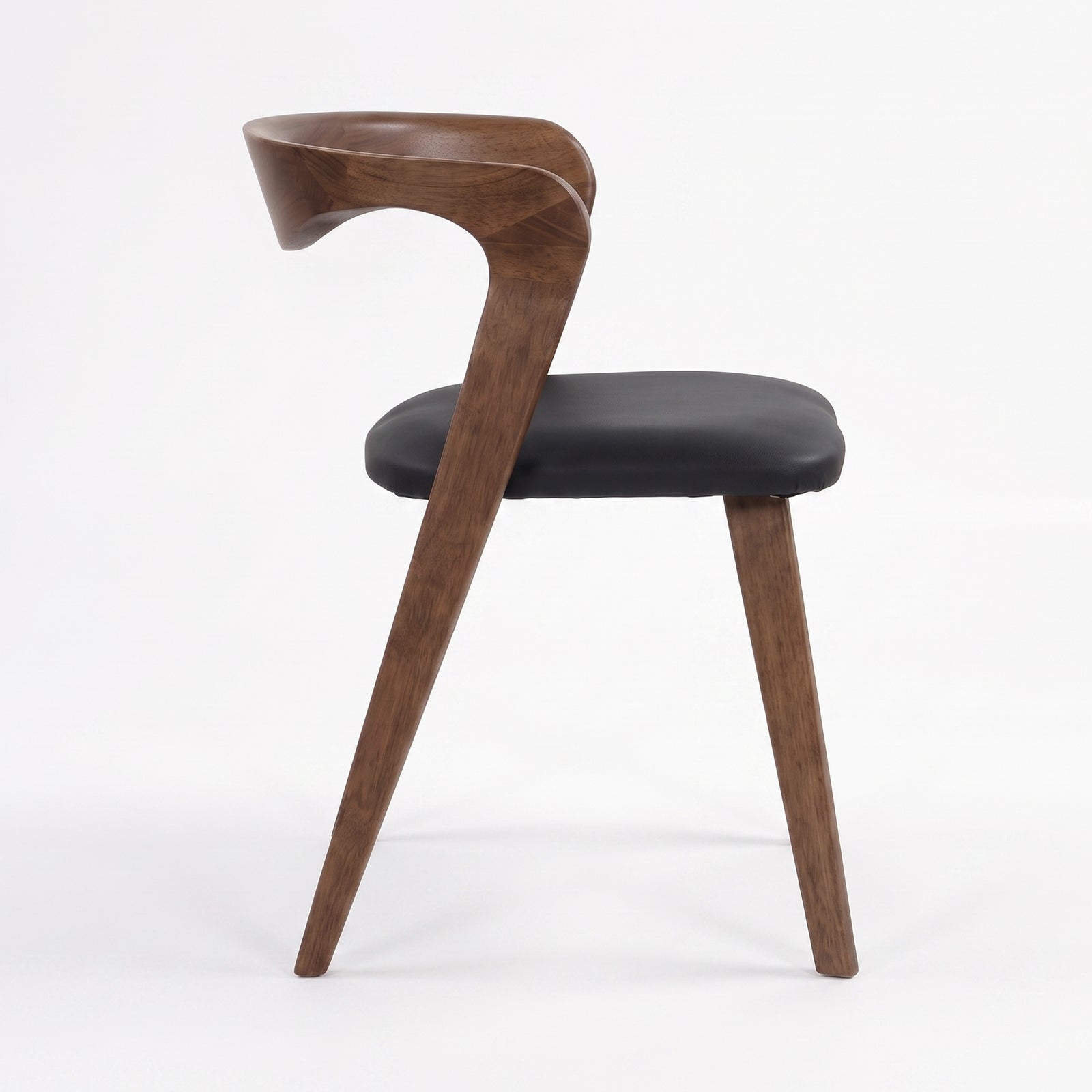 Chaise Vega en bois marron, assise noire, vue de profil - Maison Pavane