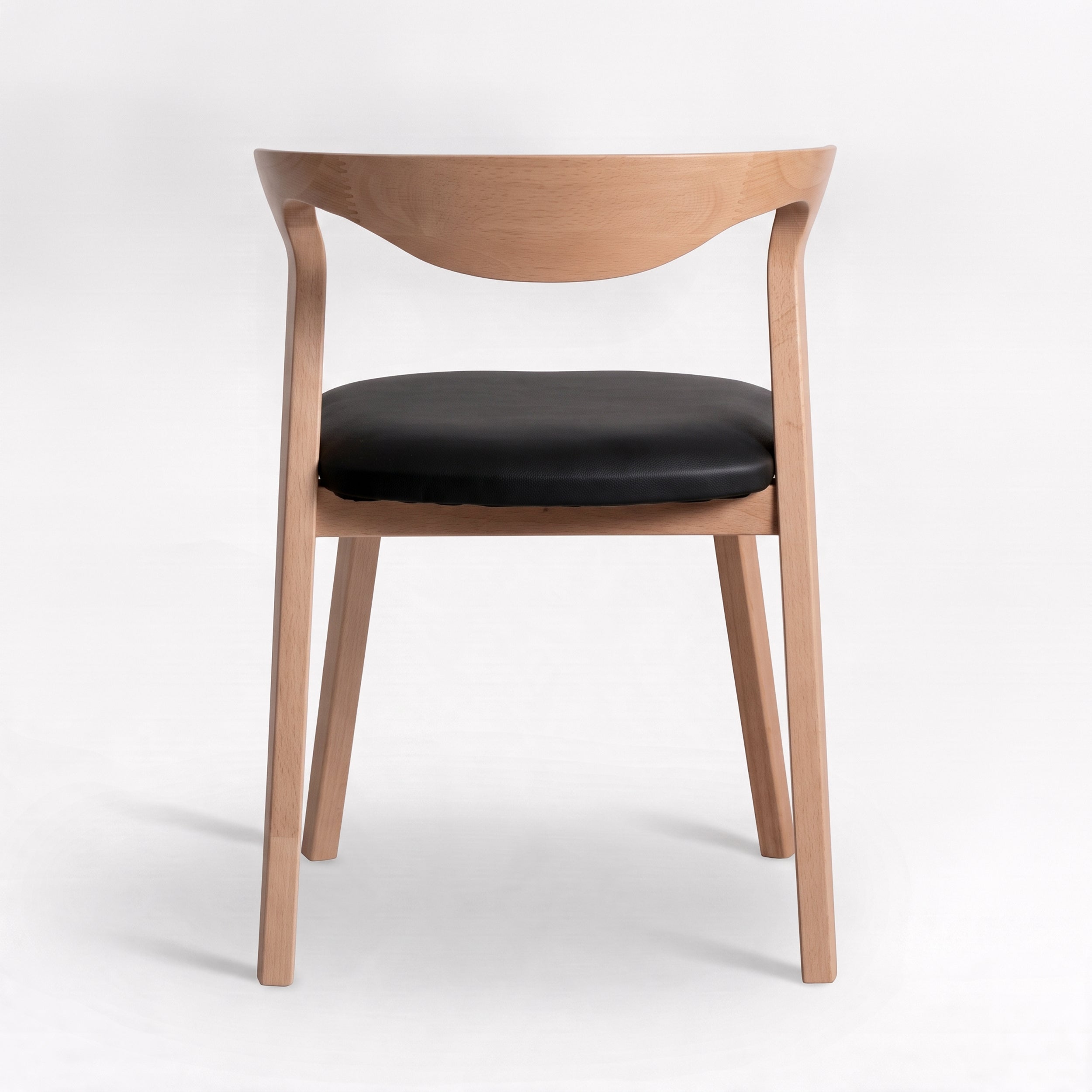 Chaise Vega en bois d'hévéa blond et cuir synthétique noir, vue de dos - Maison Pavane