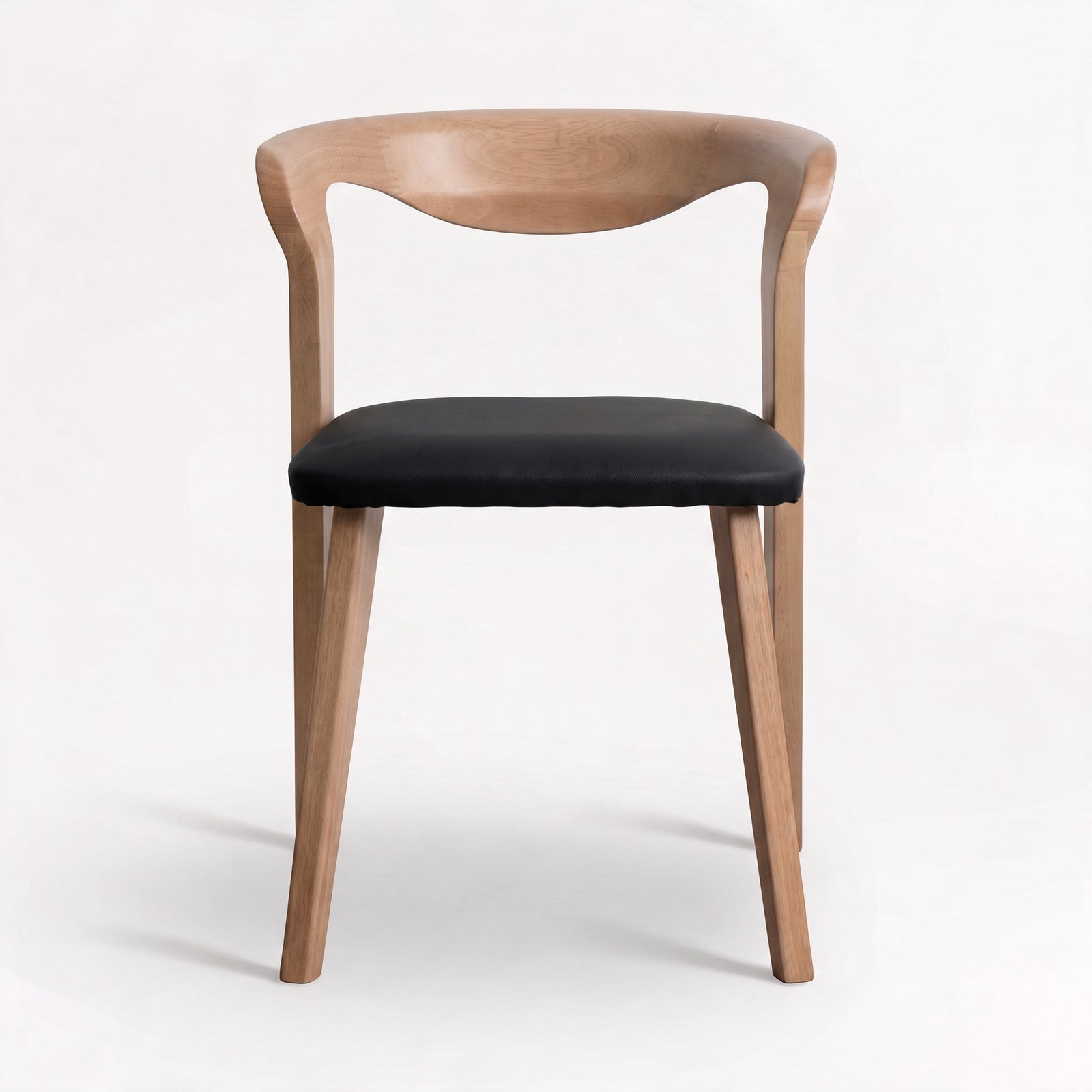 Chaise Vega en bois d'hévéa blond et cuir synthétique noir, vue de face - Maison Pavane