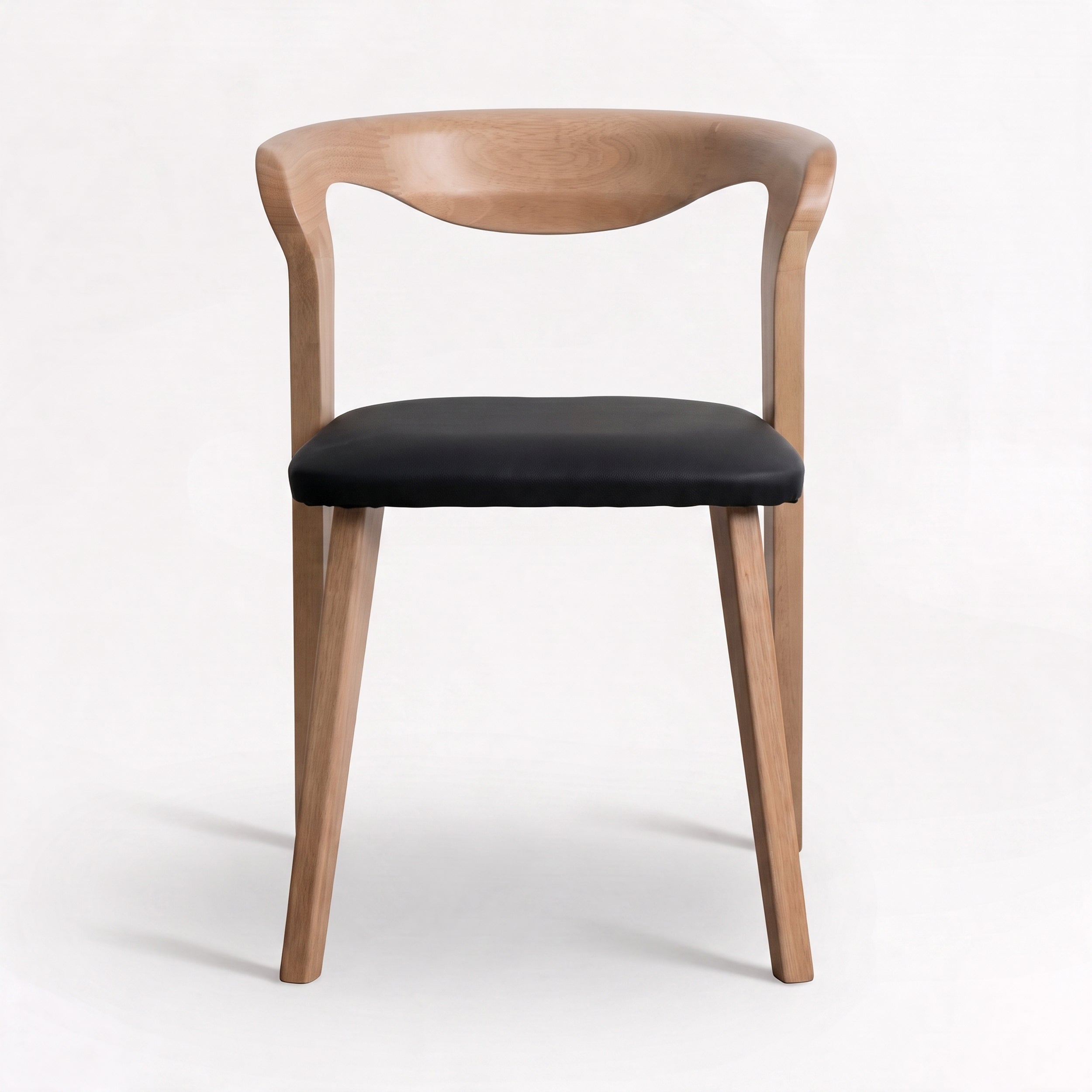Chaise Vega en bois d'hévéa blond et cuir synthétique noir, vue de face - Maison Pavane