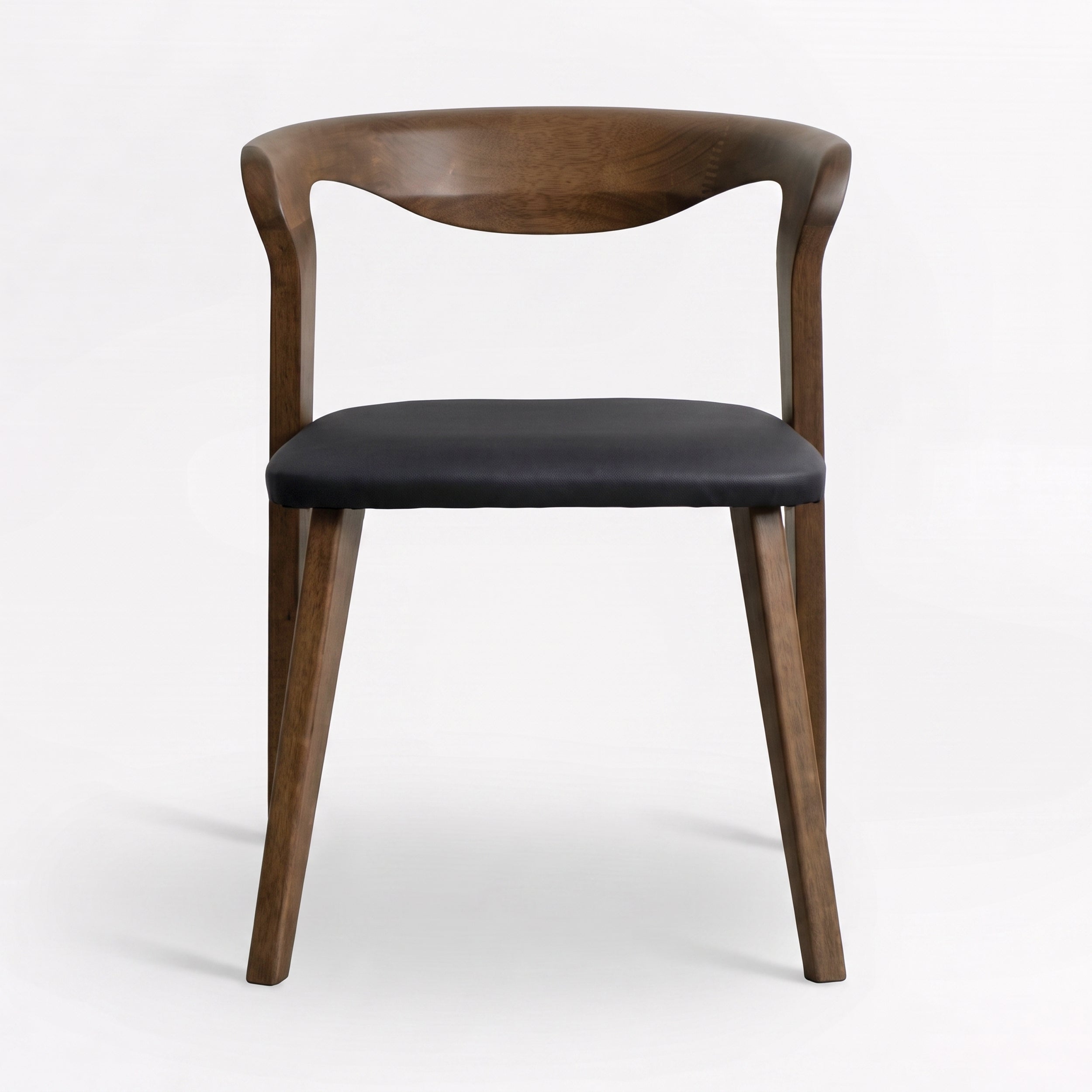 Chaise Vega en bois d'hévéa marron et cuir synthétique noir, vue de face - Maison Pavane