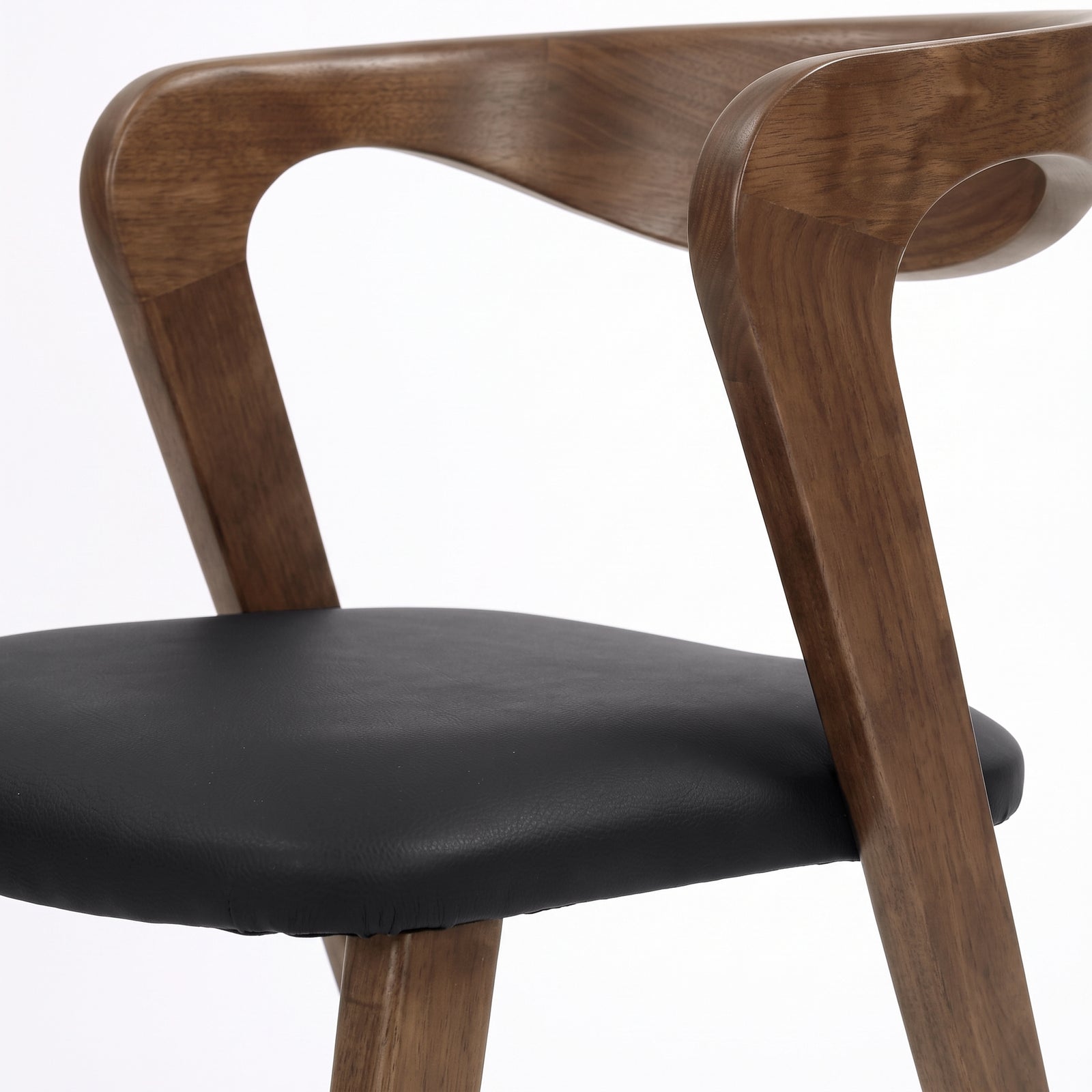 Détail du dossier en hévéa marron et de l'assise en cuir synthétique noir de la chaise Vega - Maison Pavane