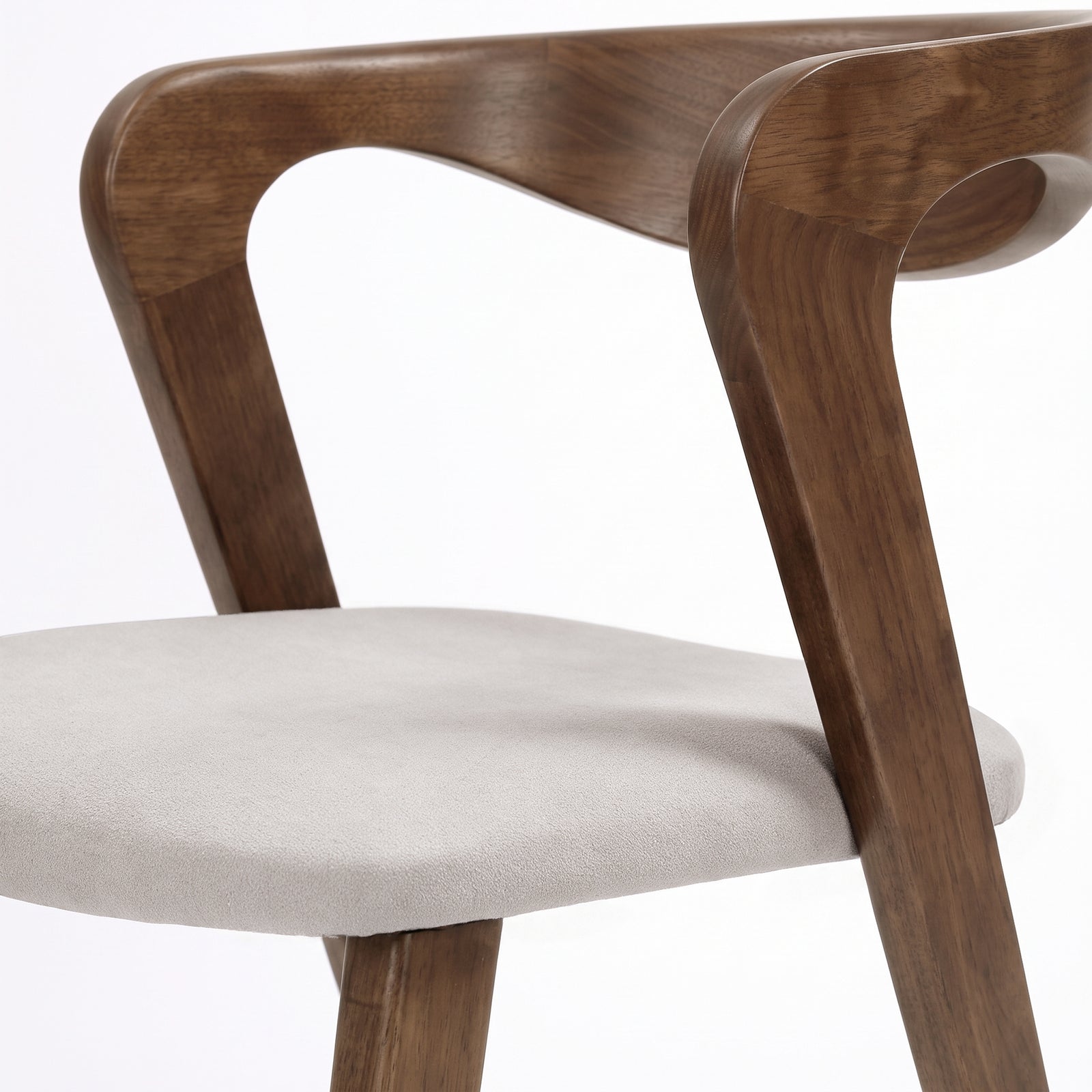 Détail du dossier en hévéa marron et de l'assise en tissu beige de la chaise Vega - Maison Pavane
