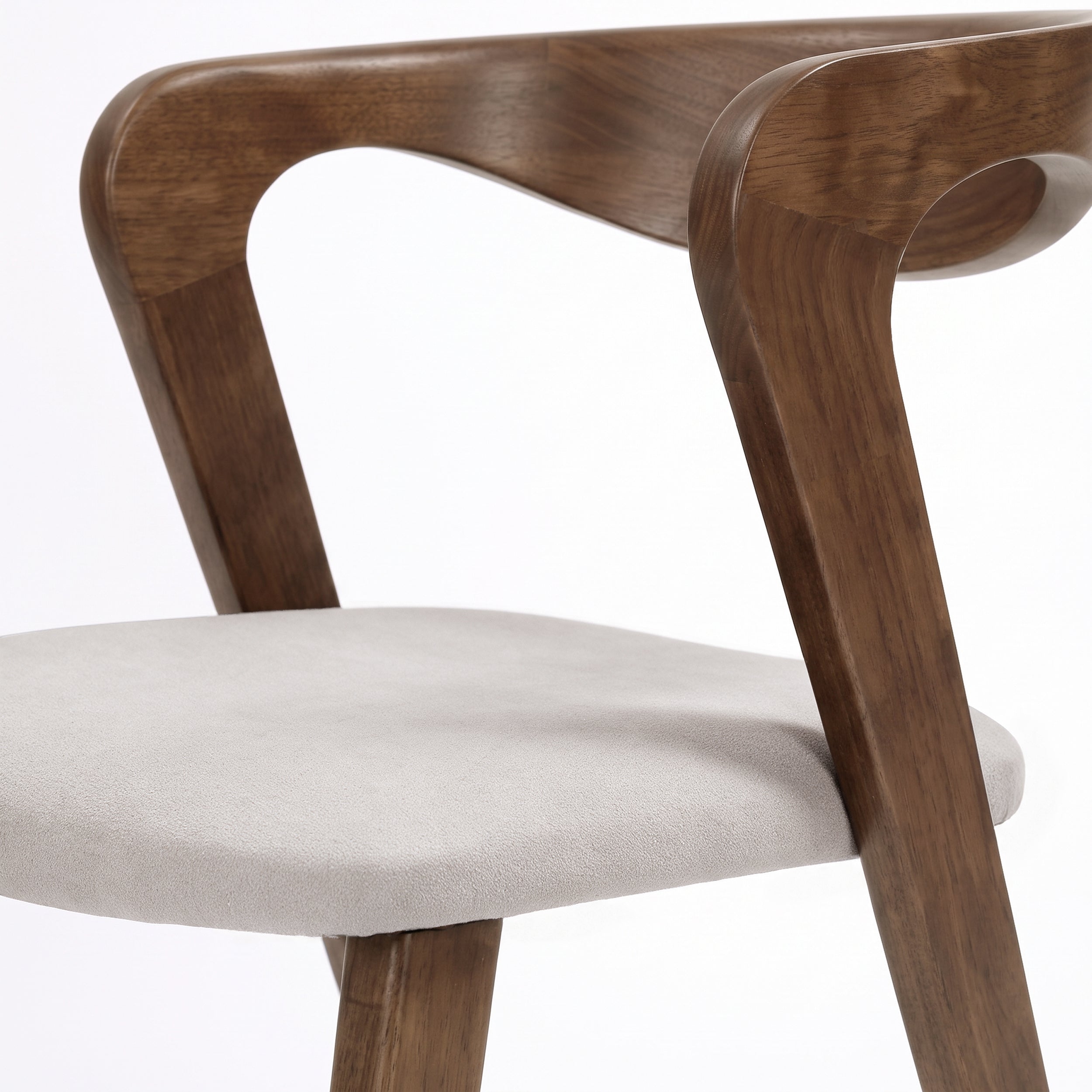 Détail du dossier en hévéa marron et de l'assise en tissu beige de la chaise Vega - Maison Pavane