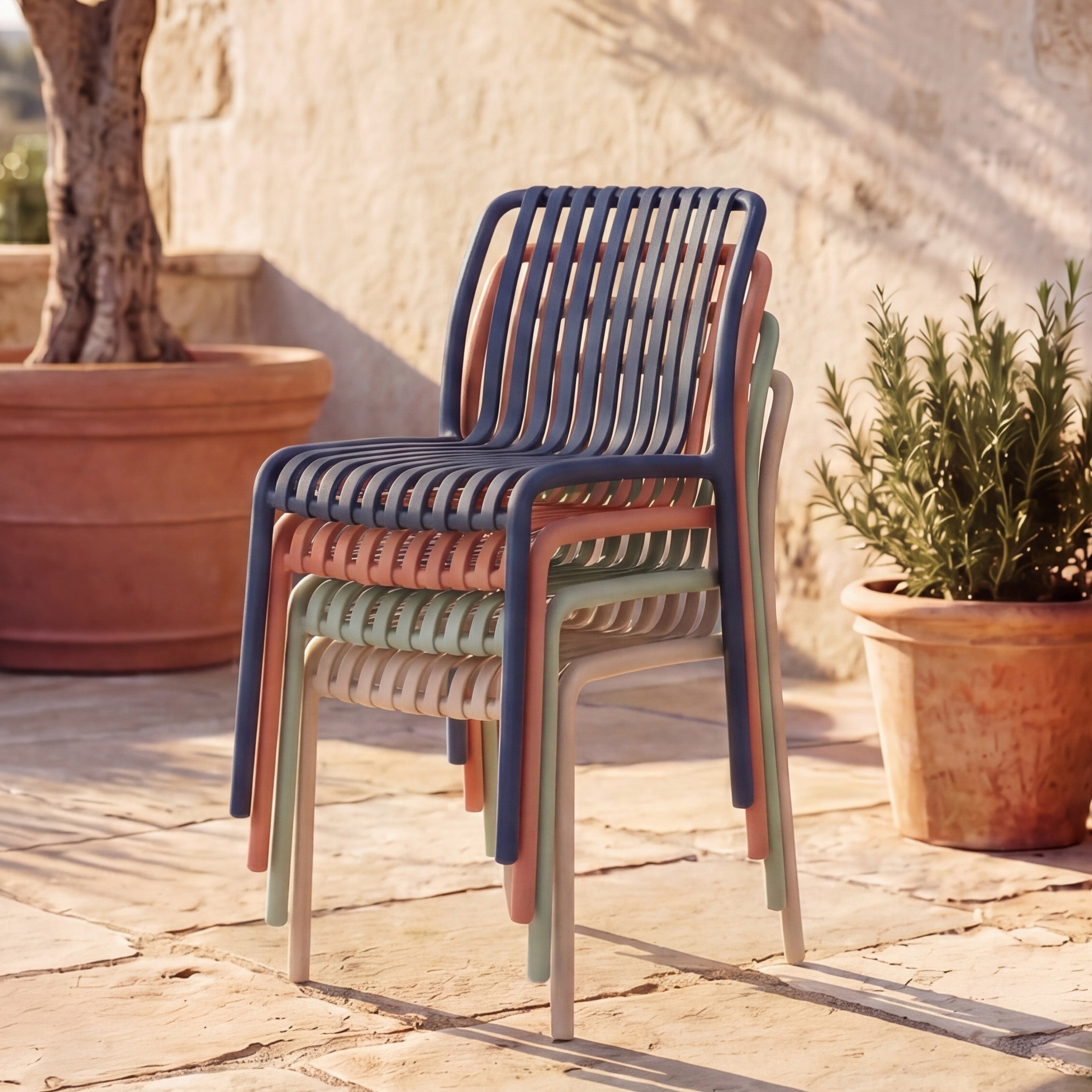 Chaises de jardin en plastique colorees
