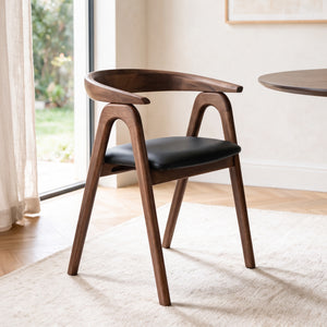Chaises en bois foncé marron assise en cuir synthétique noir Hawa – Maison Pavane