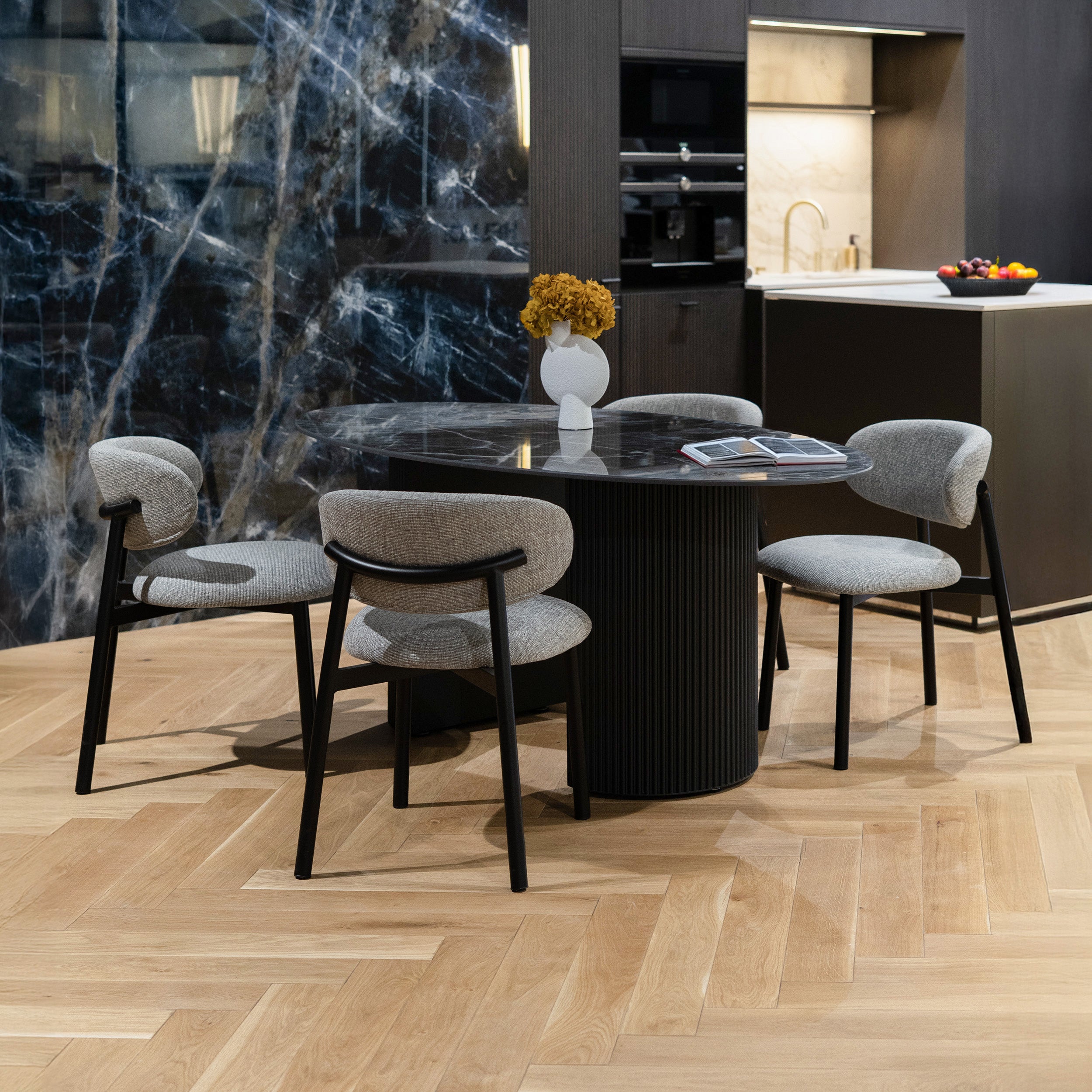 Chaises grises en tissu et métal noir