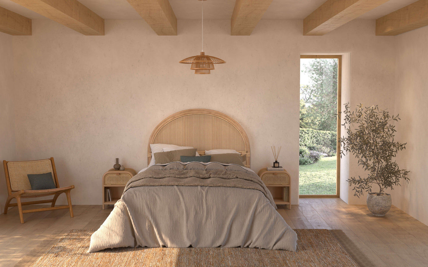 Chambre bohème avec tête de lit en rotin arrondie, linge de lit en lin beige et luminaire en bambou – Maison Pavane