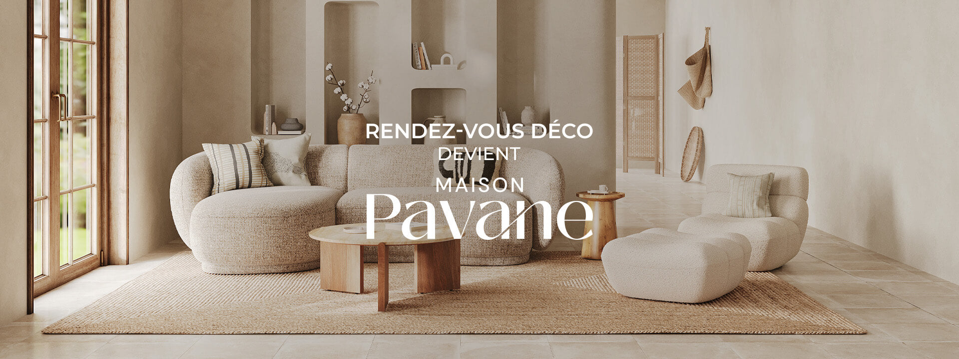 Collection de chaises, fauteuils et canapé modulable en bouclé blanc disposés dans une prairie ensoleillée – Maison Pavane