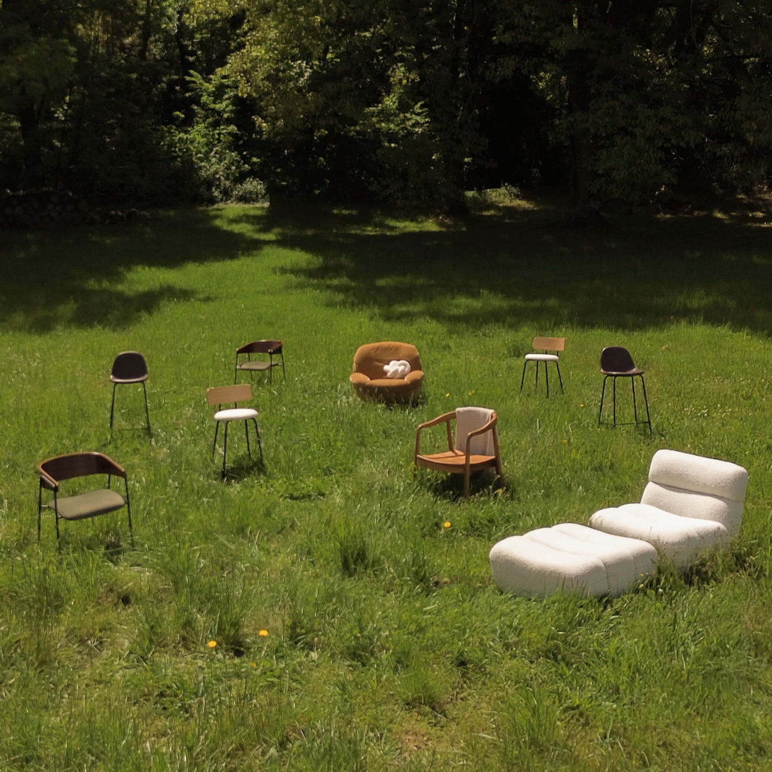 Collection de sièges design disposés en prairie ensoleillée, fauteuils bouclette blanche, bois et métal – Maison Pavane