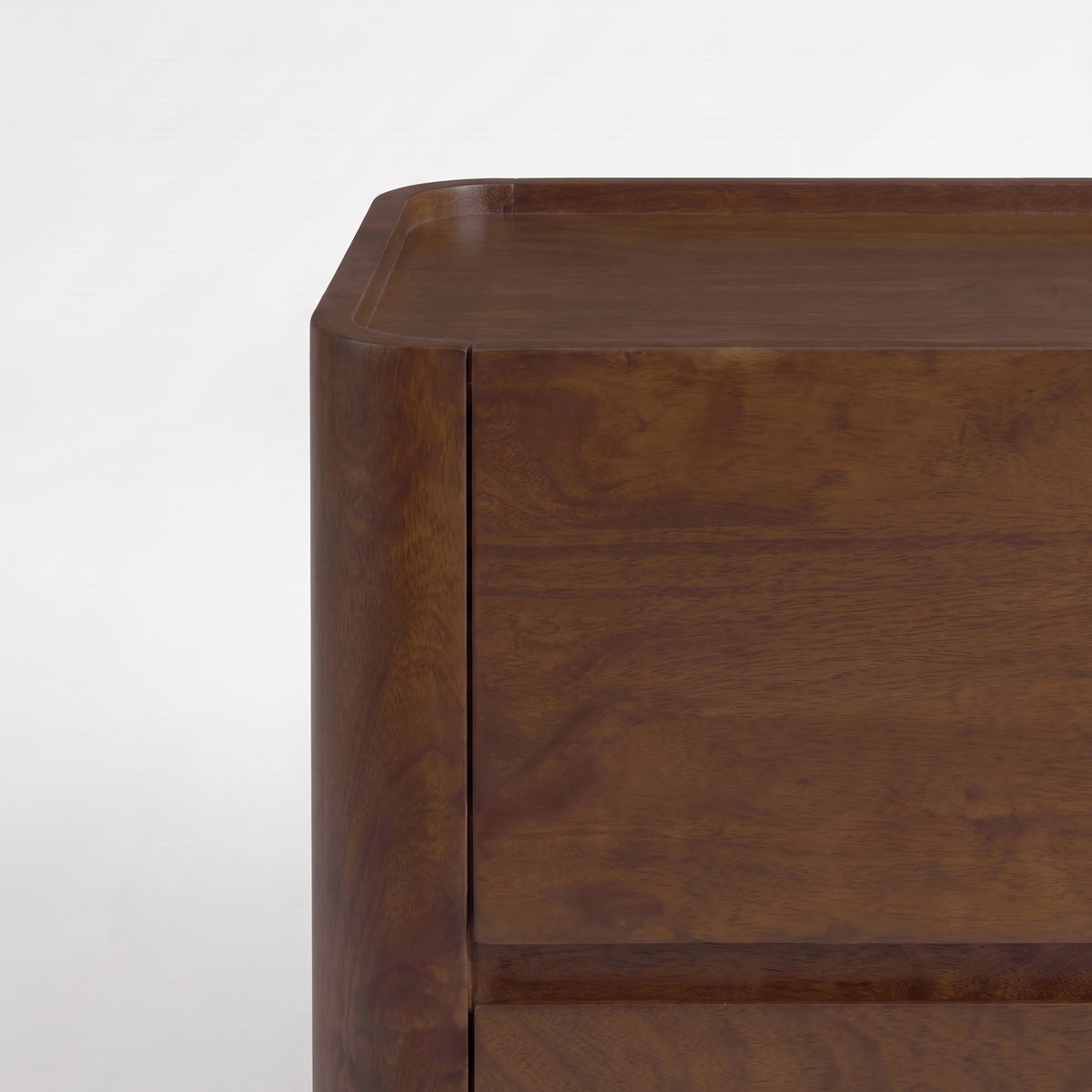 Commode Aldo en bois de manguier noyer, détail de l'angle arrondi - Maison Pavane
