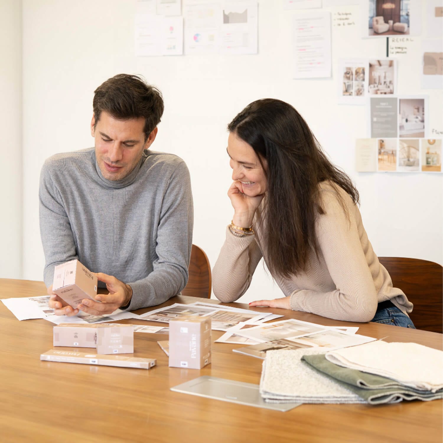 Duo de fondateurs Virginie et Pierre Leblond, échantillons de tissus et moodboard en studio de décoration intérieure – Maison Pavane