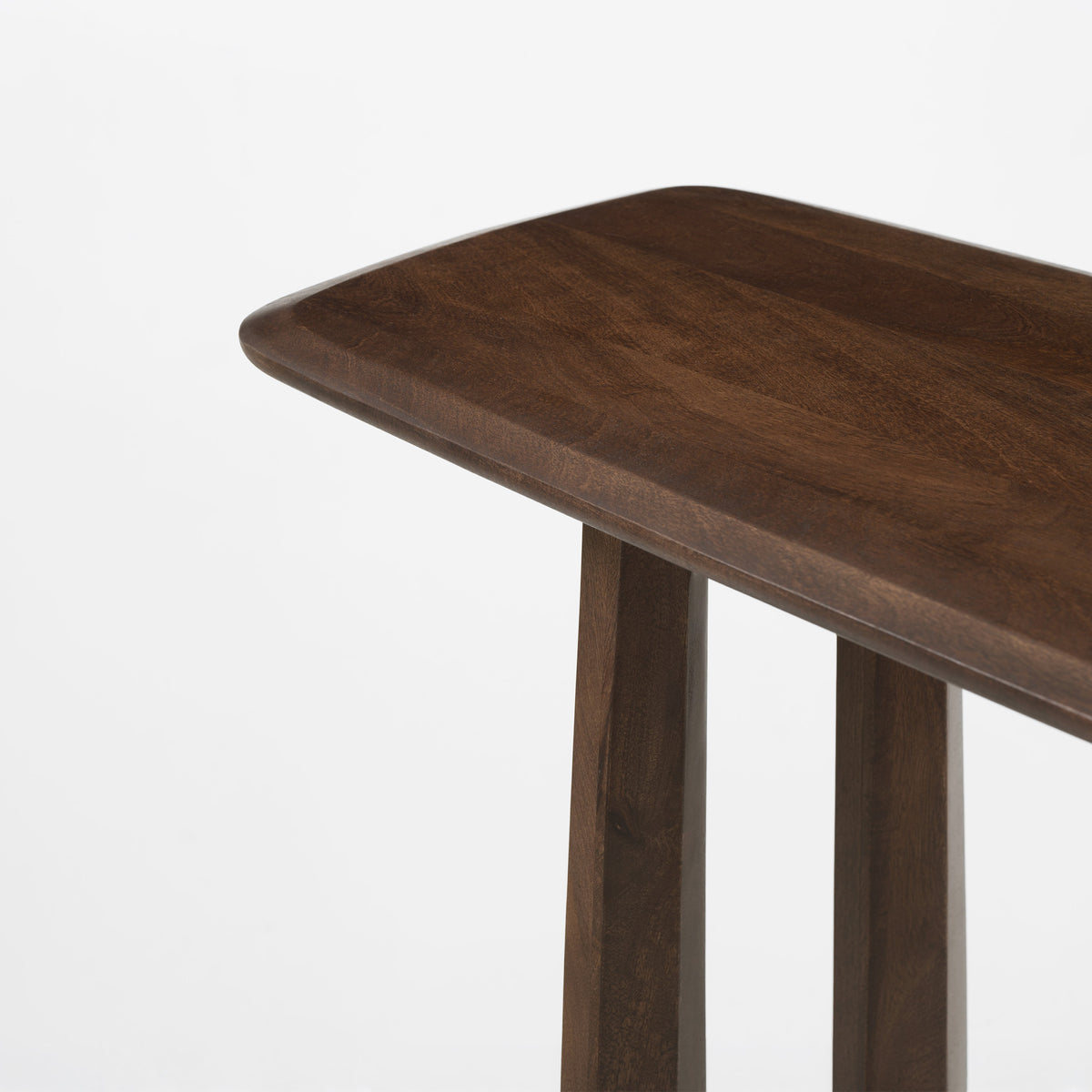 Détail du plateau et du piètement en bois de manguier massif marron foncé de la console Maya - Maison Pavane