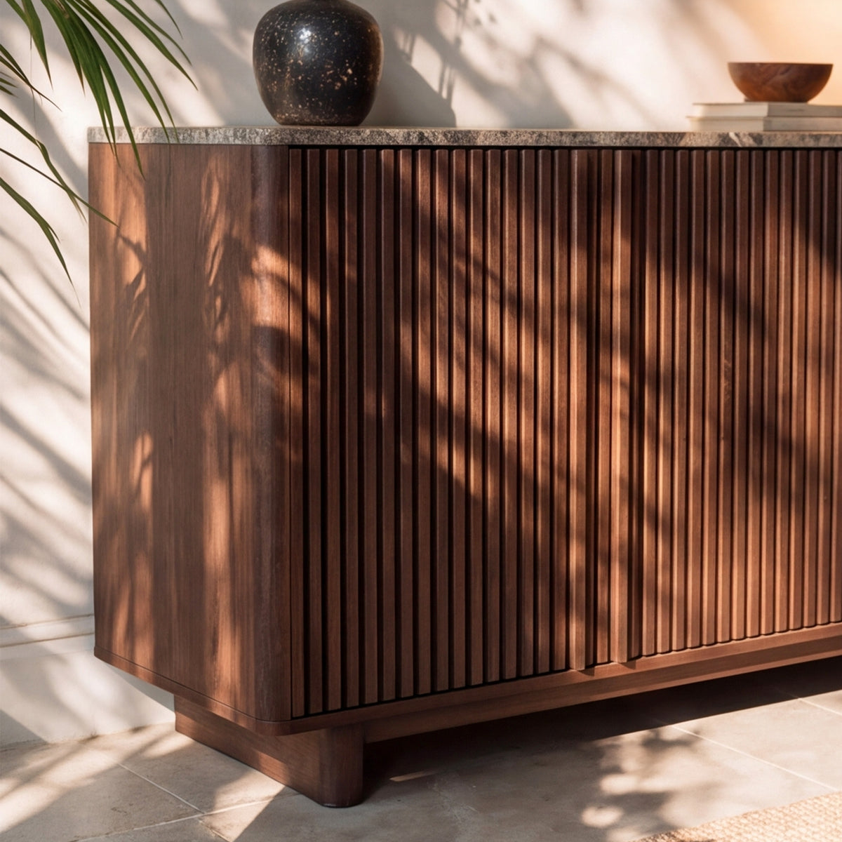Côté du buffet en bois strié et plateau marbre – Maison Pavane