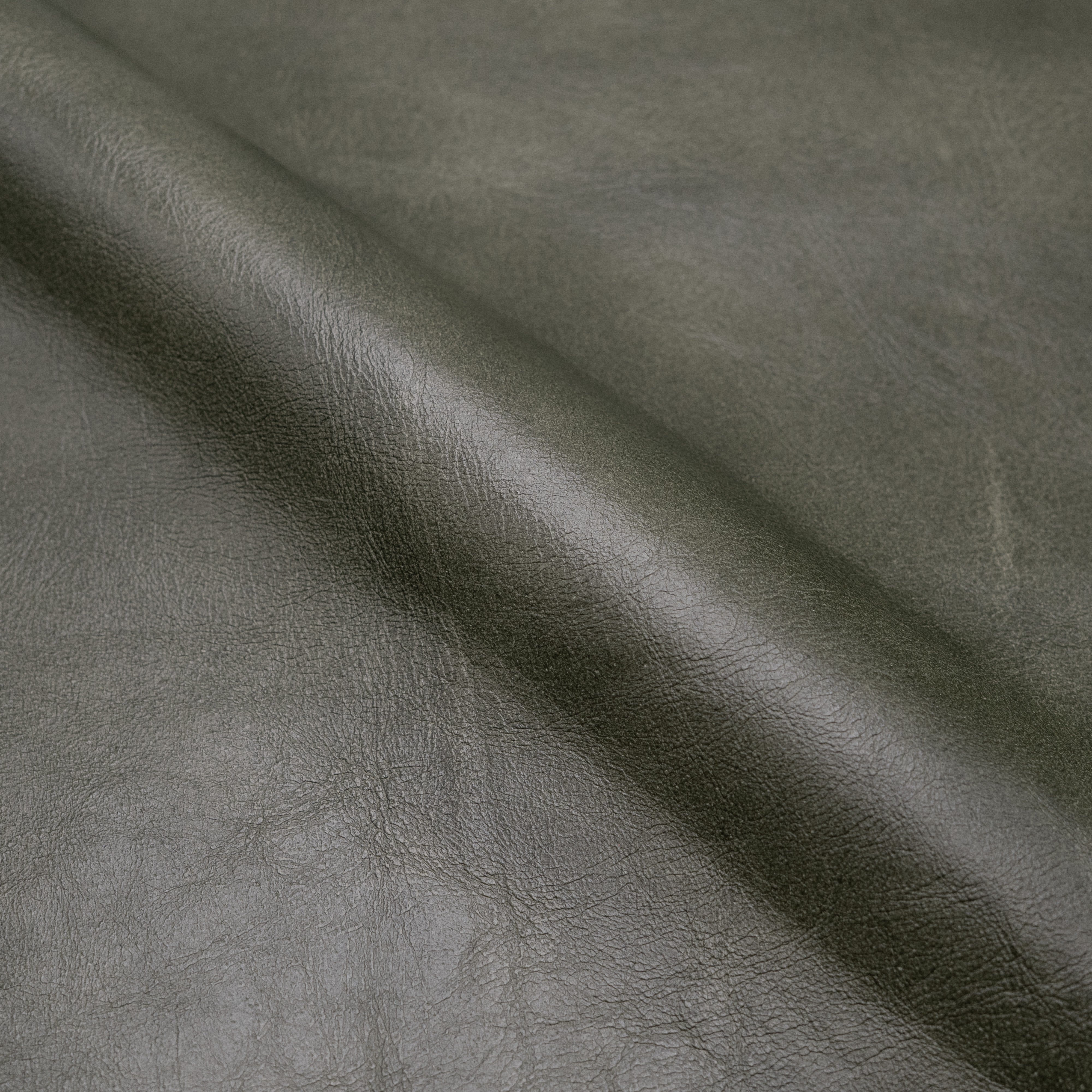 Cuir vert chaises Arsène cannage