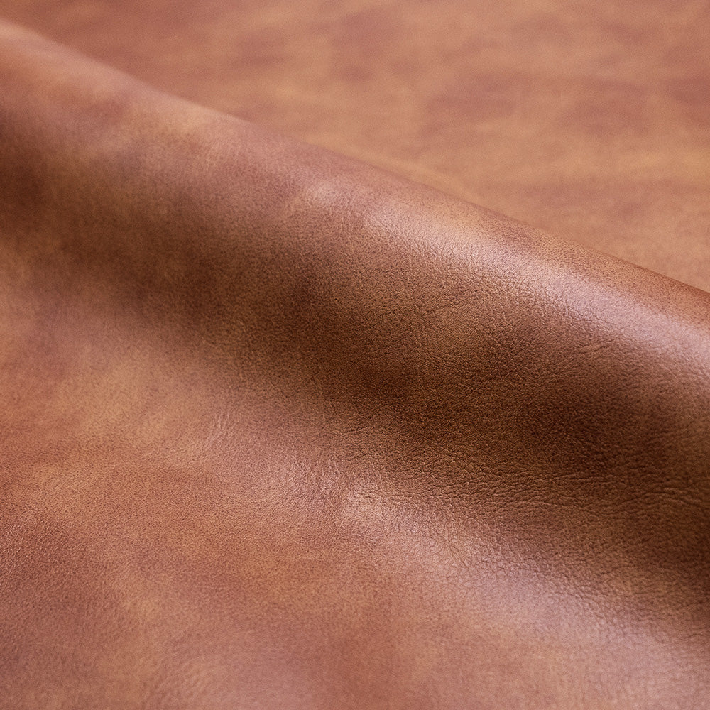 Détail de la matière cuir synthétique camel de la chaise Henrik - Maison Pavane