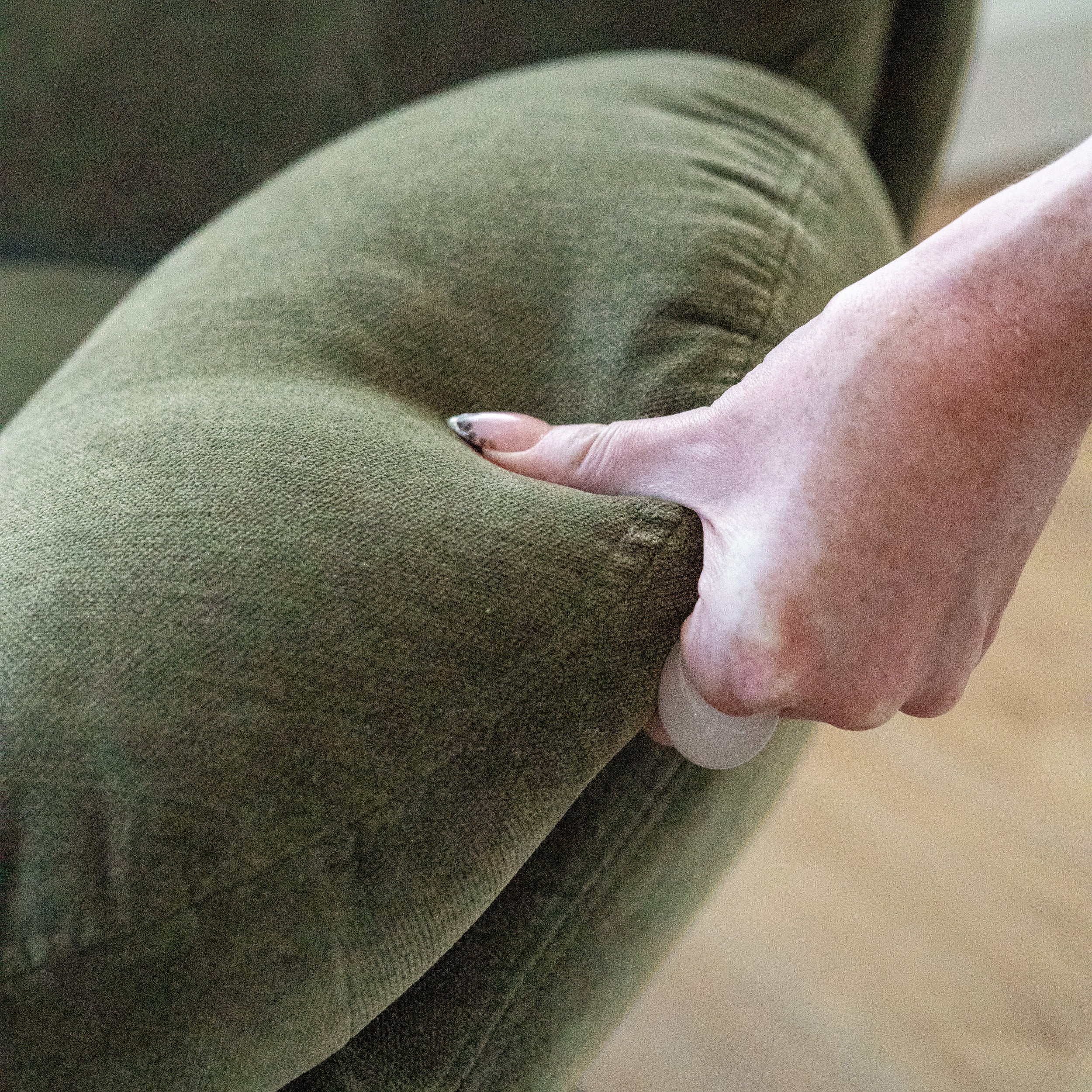 Sillón Ricci giratorio en tejido efecto terciopelo verde caqui