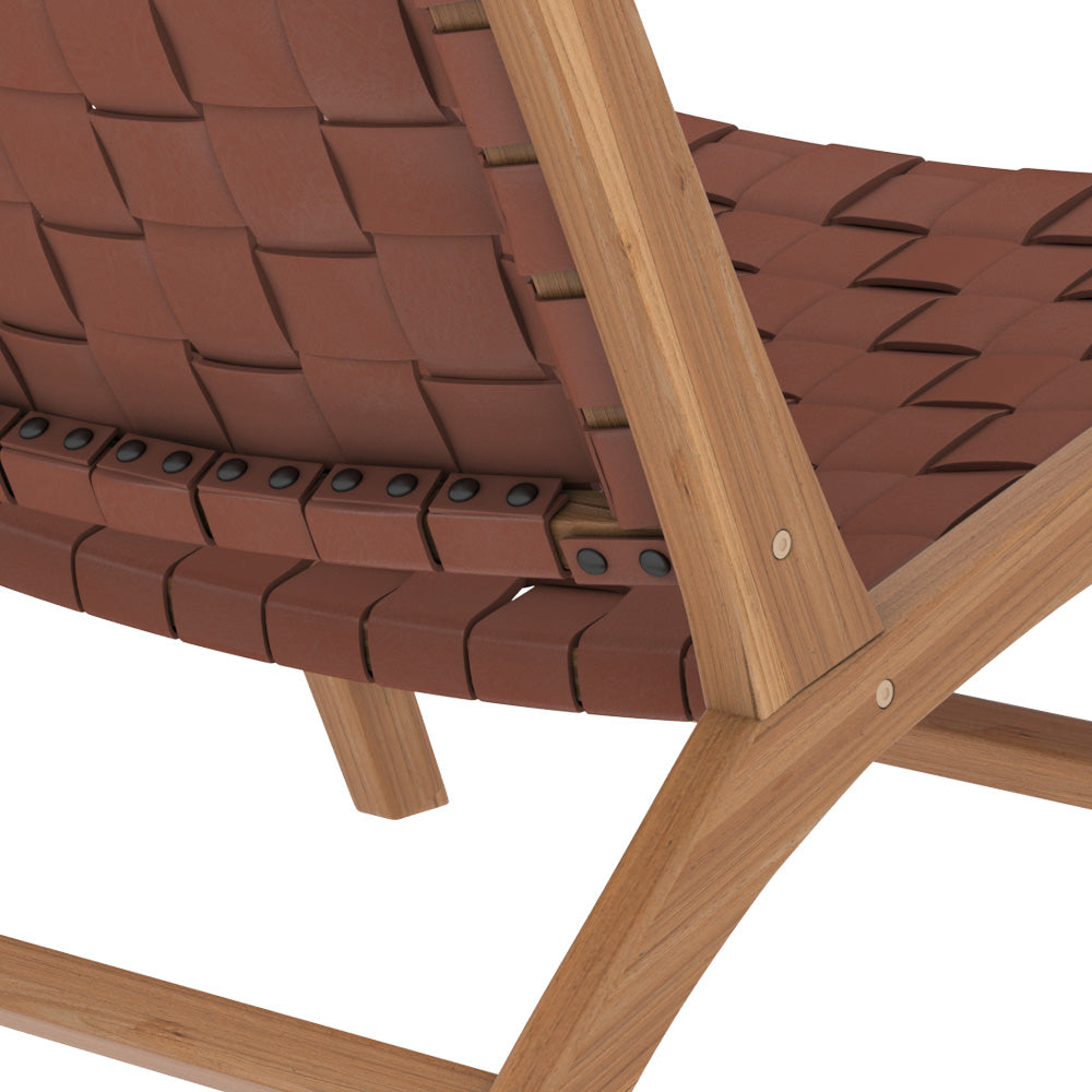 poltrona in pelle intrecciata marrone e in teak kuna