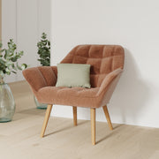 poltrona in tessuto rosso antico simba con gambe in legno chiaro