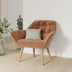 poltrona in tessuto rosso antico simba con gambe in legno chiaro