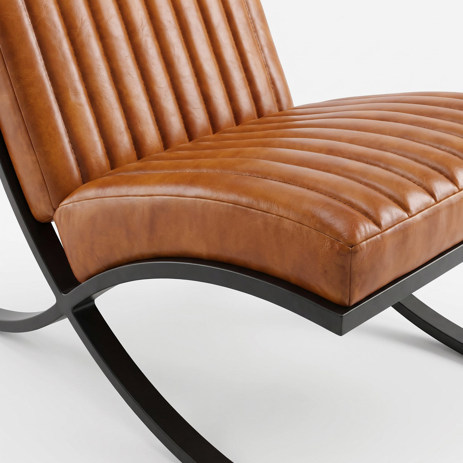 Détail de l'assise en cuir de buffle marron et du piètement en métal noir du fauteuil Gustave - Maison Pavane