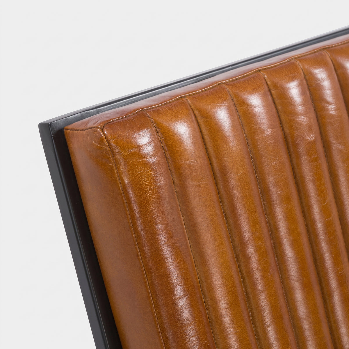 Détail du dossier en cuir de buffle marron du fauteuil Gustave - Maison Pavane
