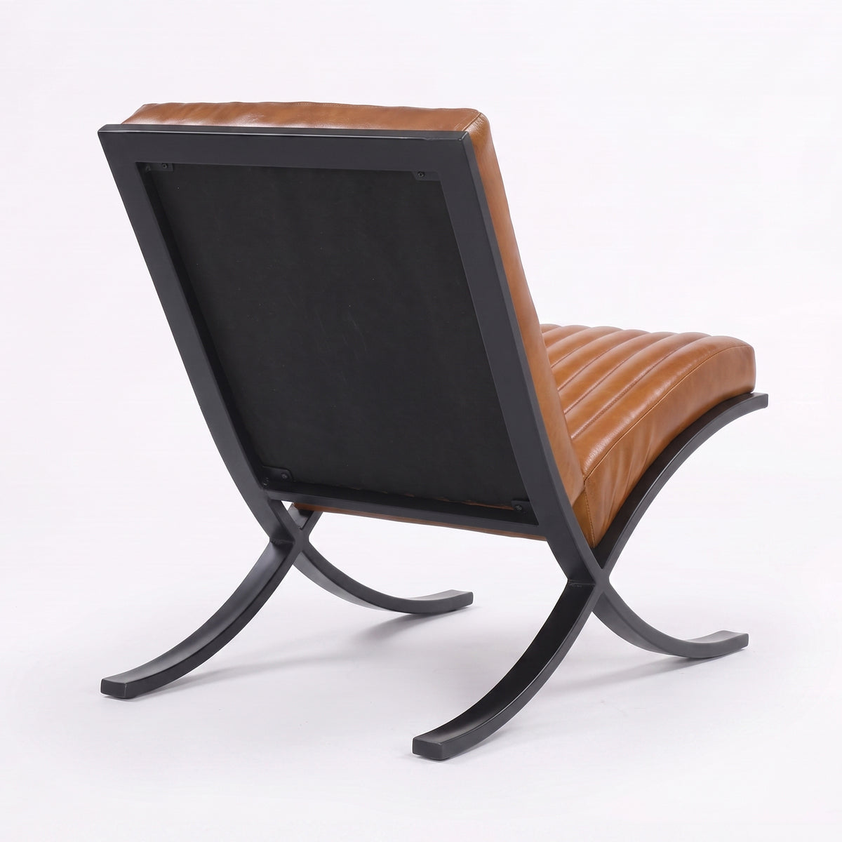 Fauteuil Gustave en cuir de buffle marron et pieds en métal noir, vue trois-quarts arrière - Maison Pavane
