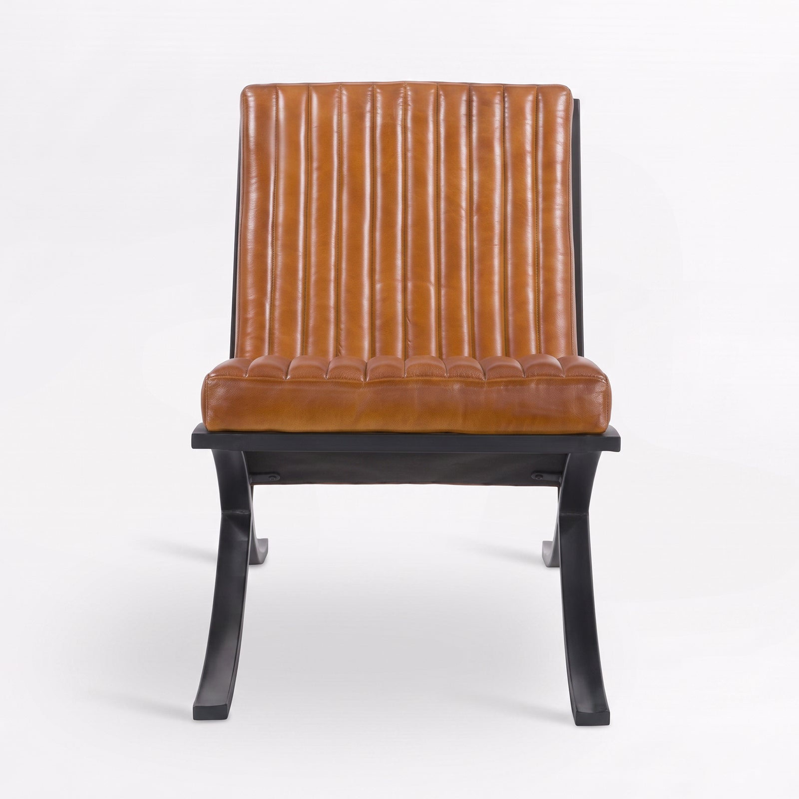 Fauteuil Gustave en cuir de buffle marron et pieds en métal noir, vue de face - Maison Pavane