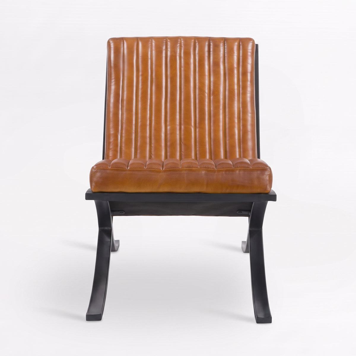 Fauteuil Gustave en cuir de buffle marron et pieds en métal noir, vue de face - Maison Pavane