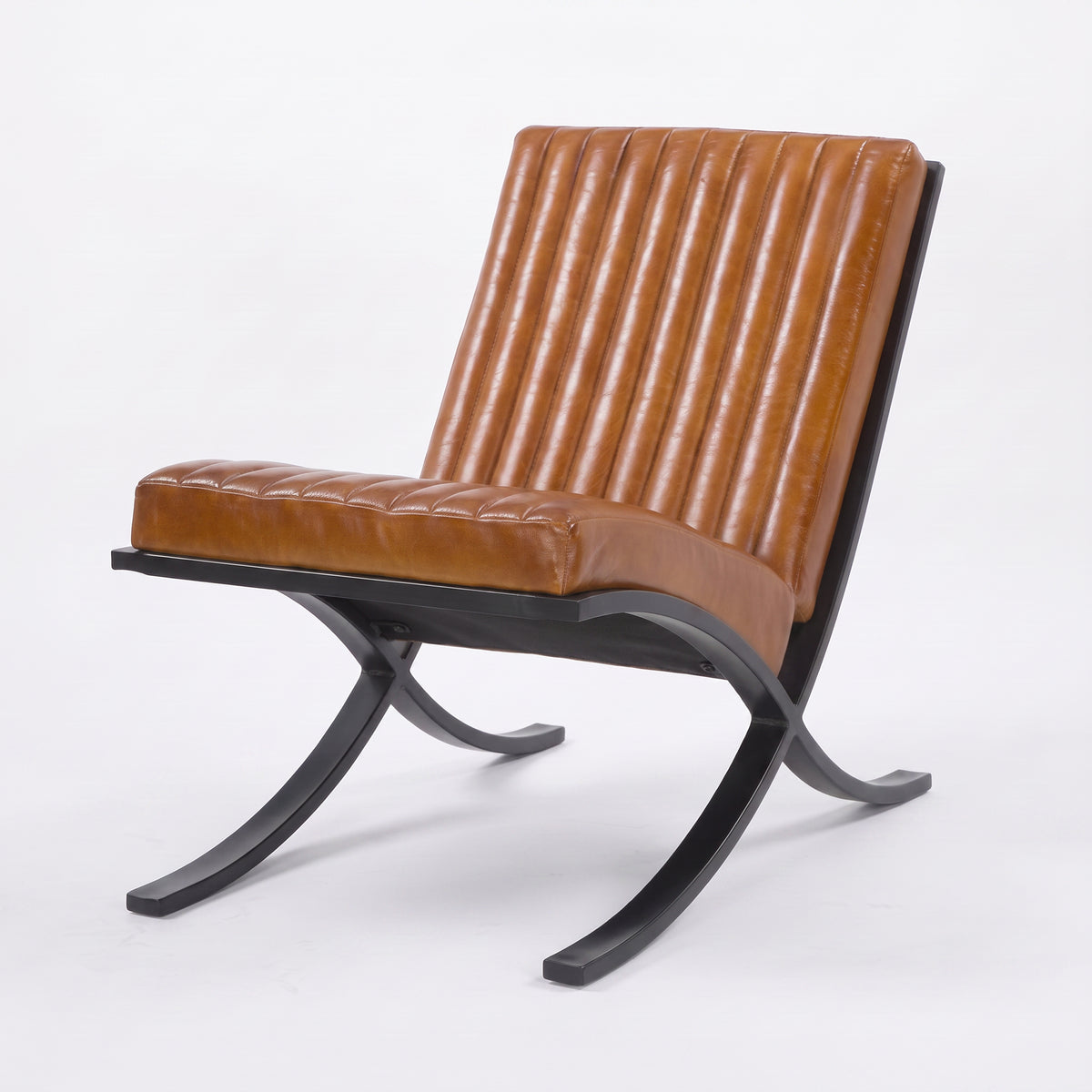 Fauteuil Gustave en cuir de buffle marron et pieds en métal noir - Maison Pavane