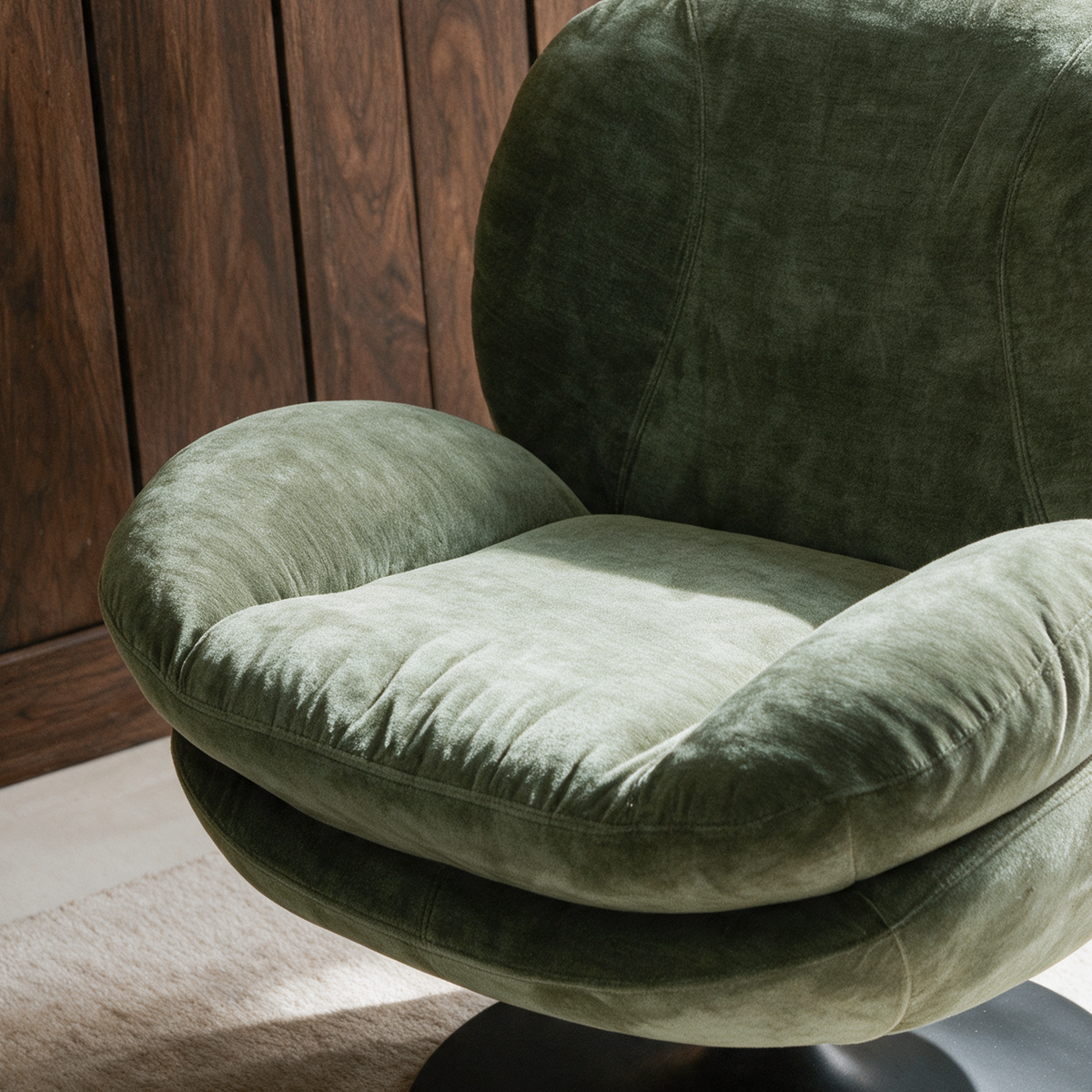 Poltrona Ricci girevole in tessuto effetto velluto verde kaki
