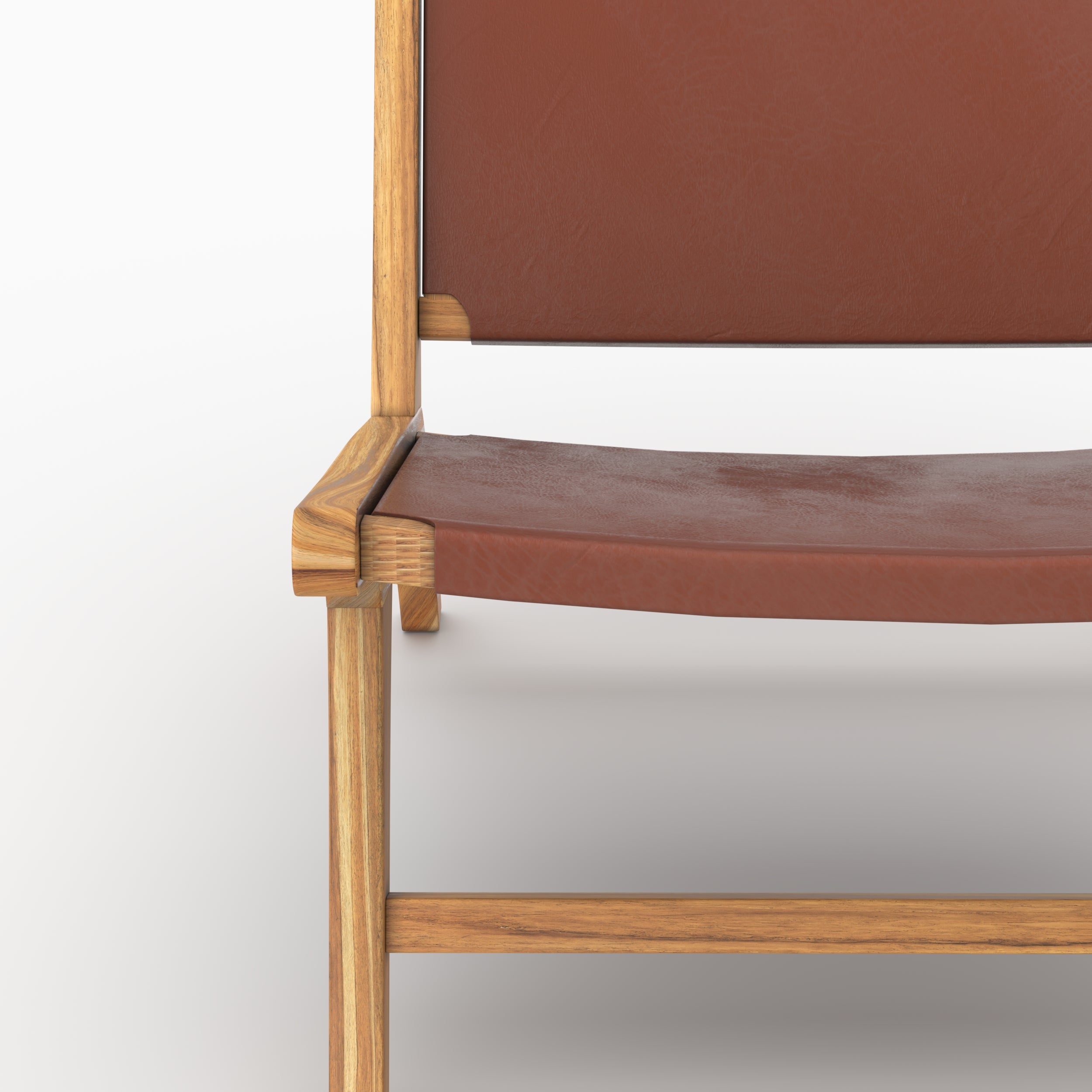 Détail de l'assise en cuir lisse marron du fauteuil Kuna en teck - Maison Pavane