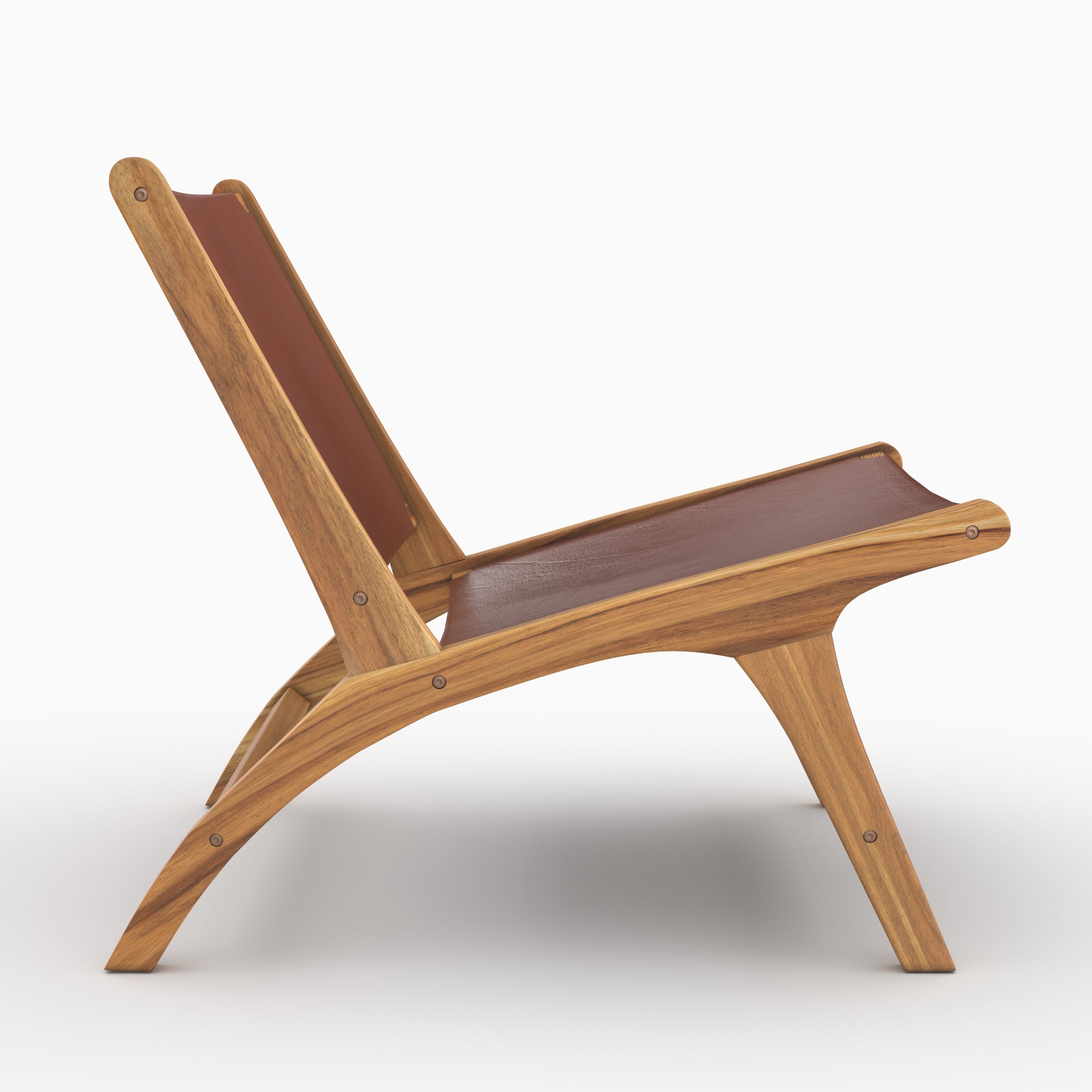 Fauteuil Kuna en teck et cuir lisse marron vu de profil - Maison Pavane