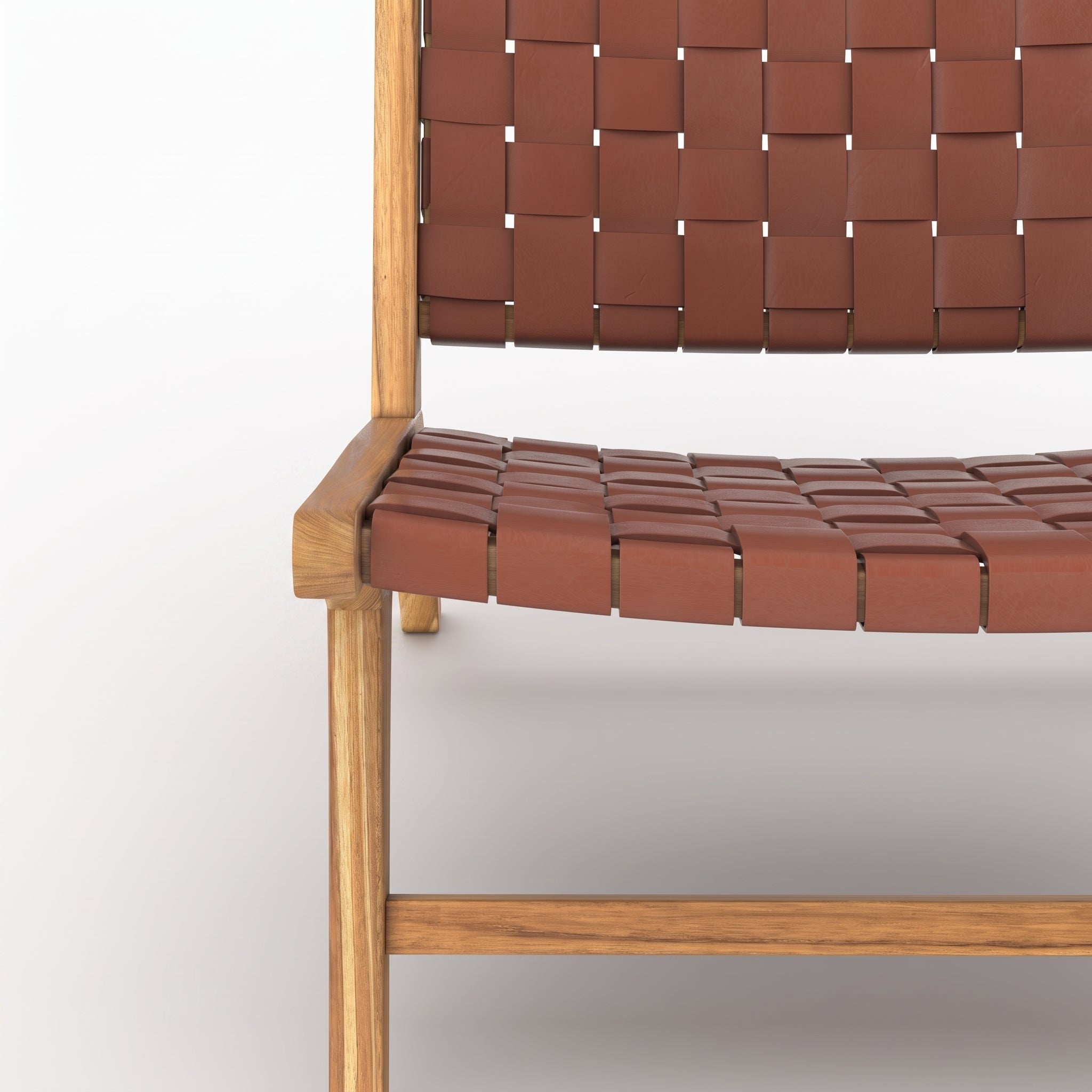 Détail du cuir tressé marron de l'assise et du dossier du fauteuil Kuna en teck - Maison Pavane