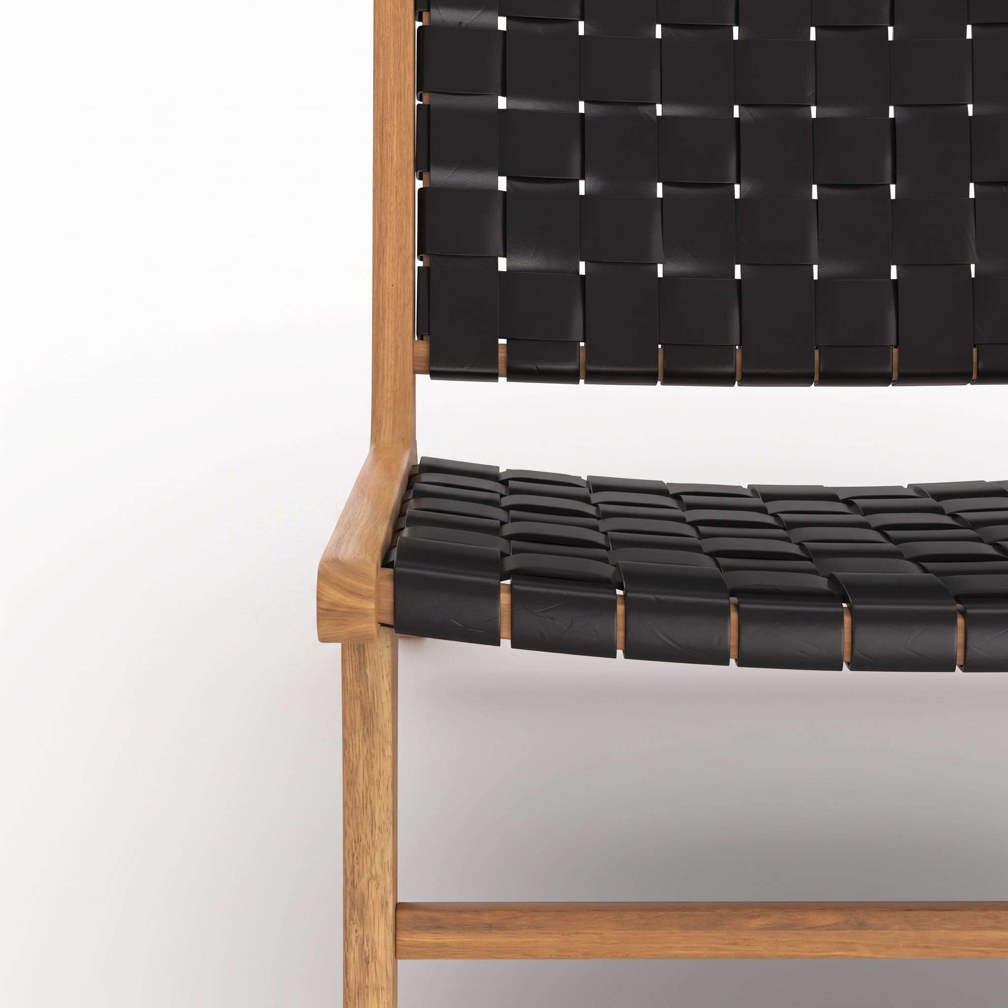Détail du cuir tressé noir de l'assise et du dossier du fauteuil Kuna en teck - Maison Pavane