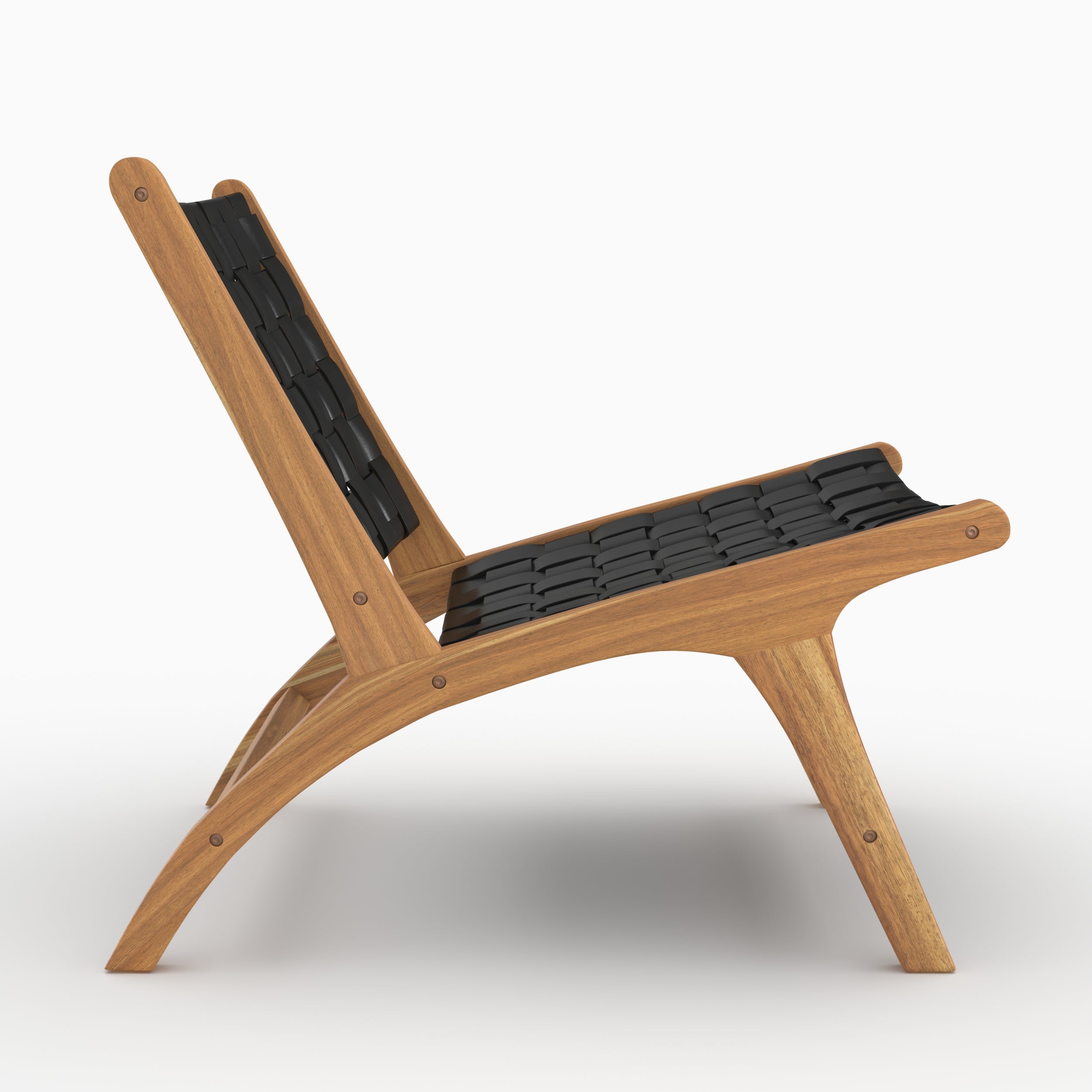 Fauteuil Kuna en teck et cuir tressé noir vu de profil - Maison Pavane
