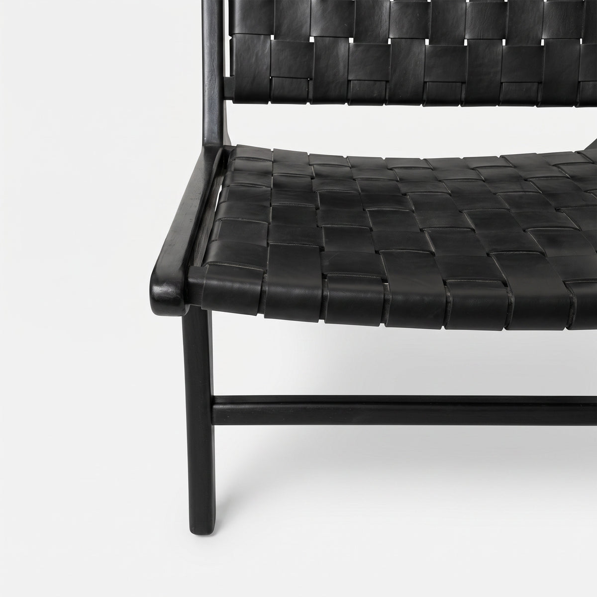 Détail de l'assise en cuir tressé du fauteuil Kuna - Maison Pavane