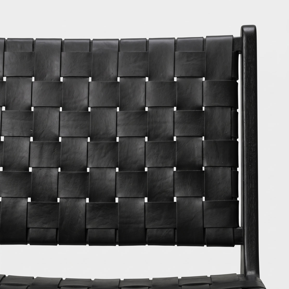 Détail du dossier en cuir tressé du fauteuil Kuna - Maison Pavane