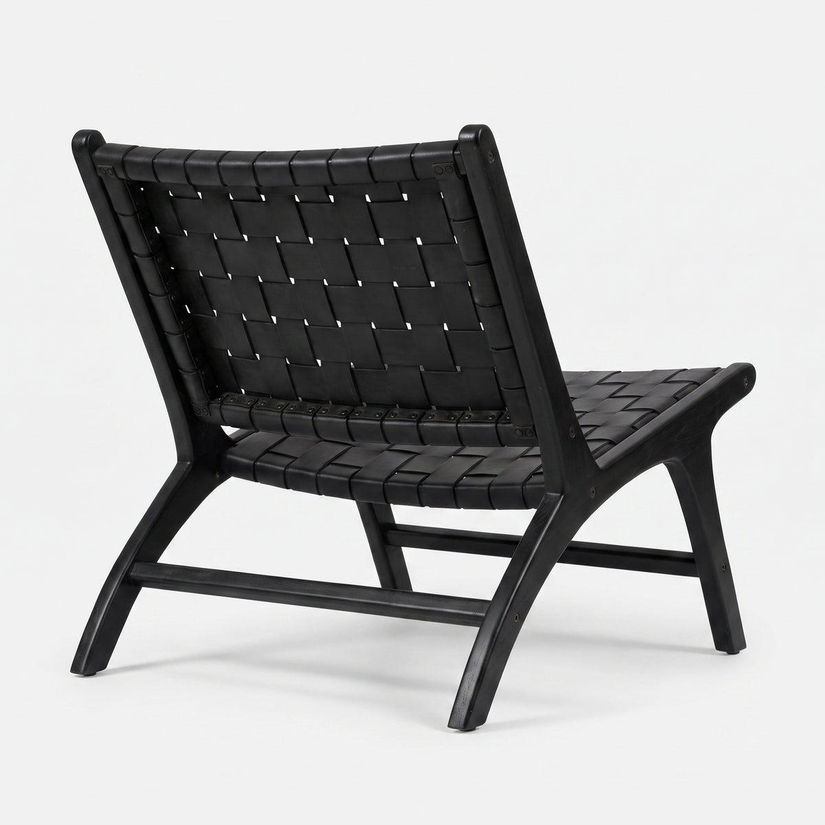 Fauteuil Kuna en teck noir et cuir tressé, vue trois-quarts arrière - Maison Pavane