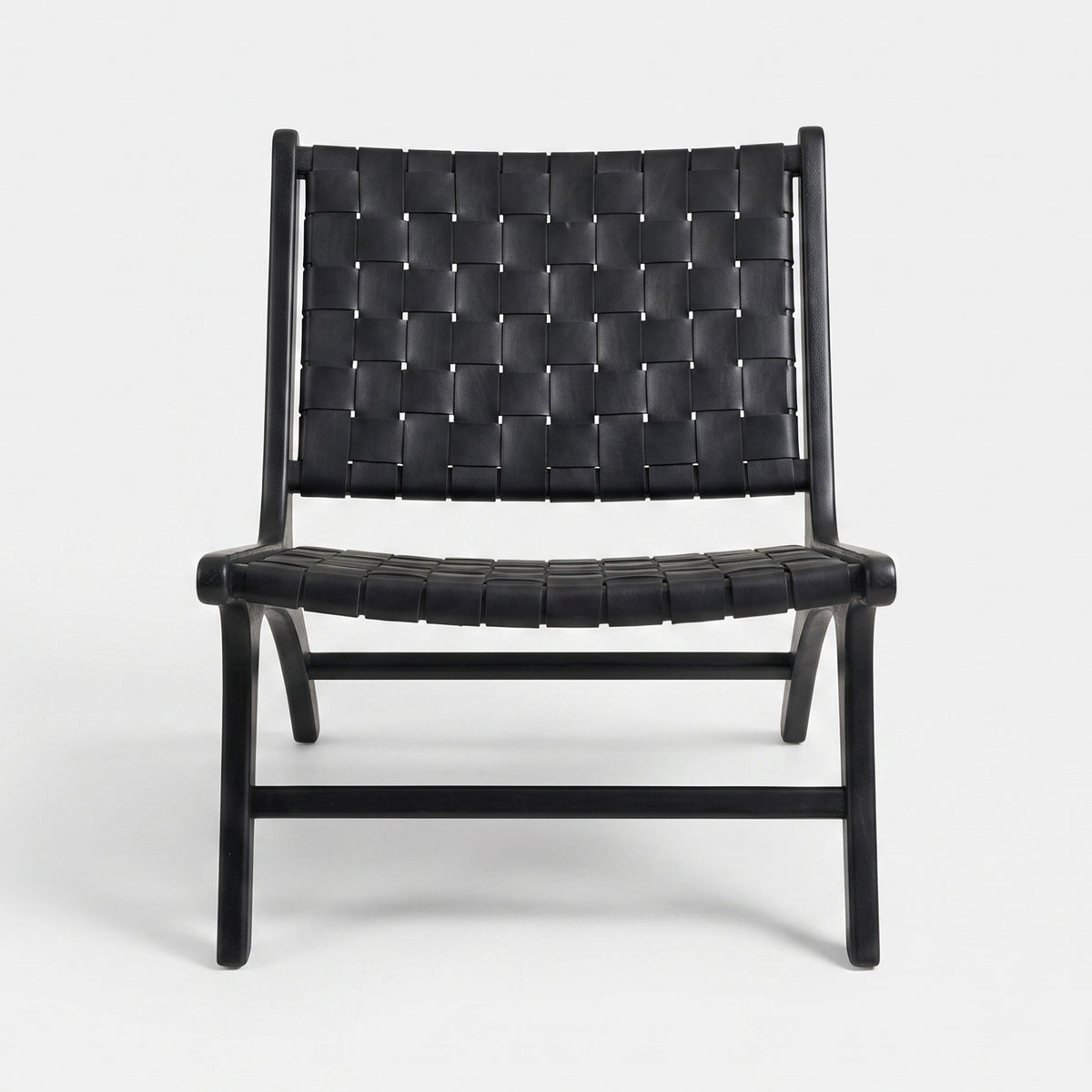 Fauteuil Kuna en teck noir et cuir tressé, vue de face - Maison Pavane