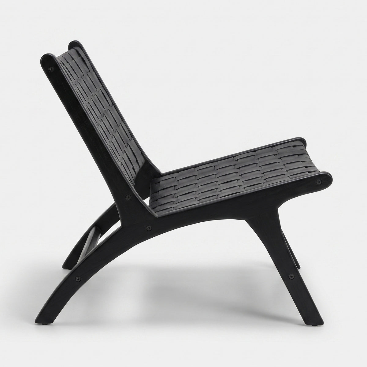 Fauteuil Kuna en teck noir et cuir tressé, vue de profil - Maison Pavane