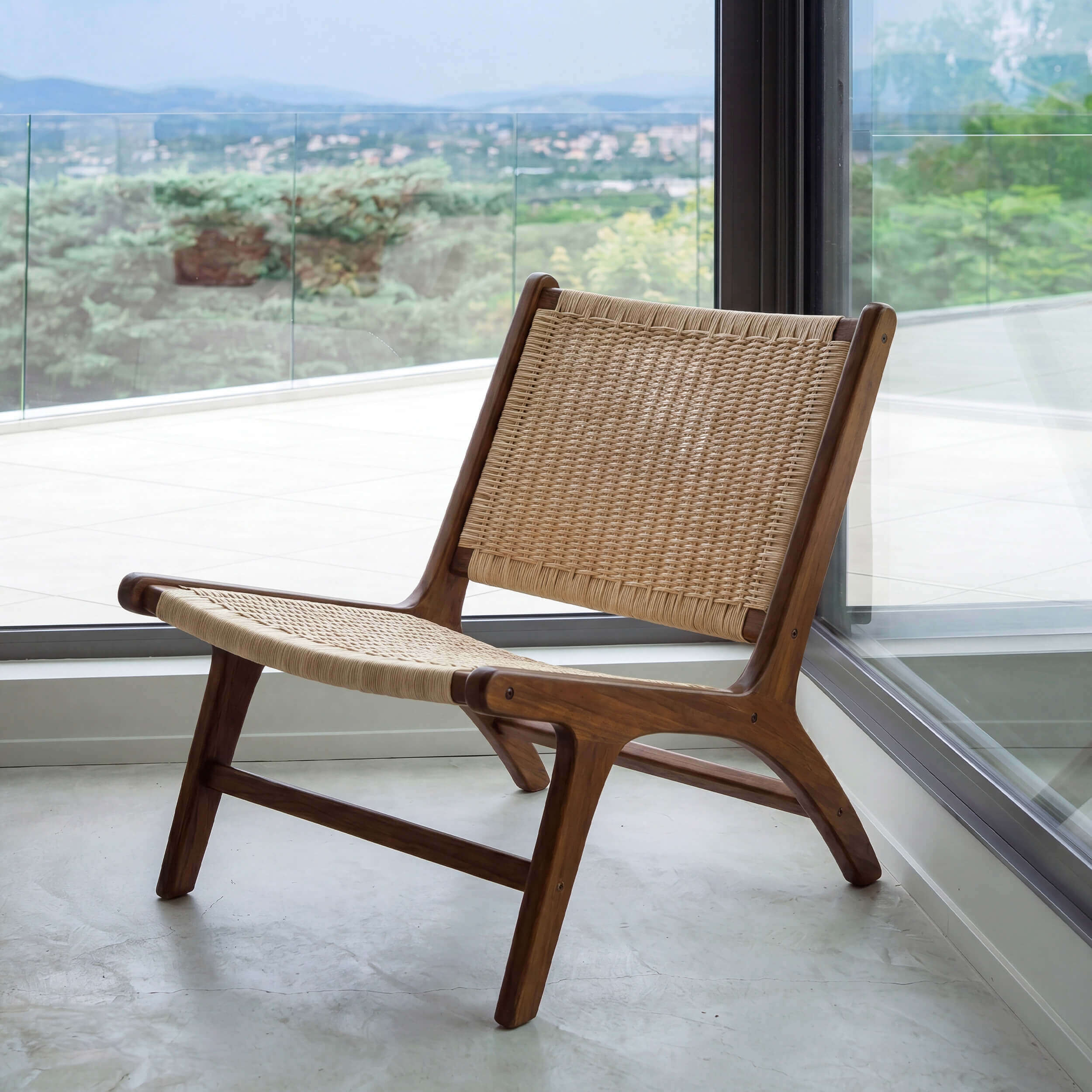 Fauteuil lounge en bois teck et rotin tressé naturel, style scandinave, lumière naturelle – Maison Pavane
