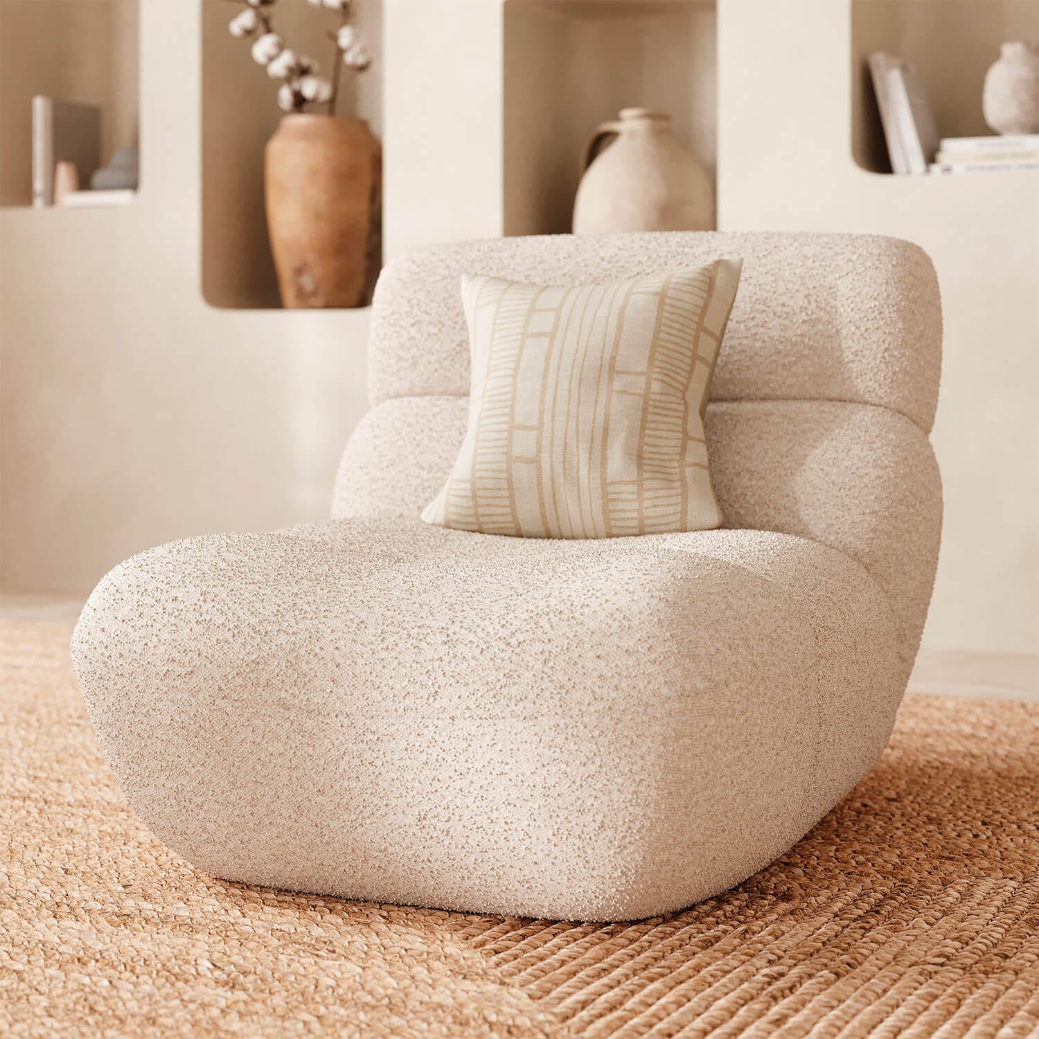 Fauteuil lounge arrondi en bouclé beige crème avec coussin décoratif, ambiance chaleureuse et naturelle – Maison Pavane