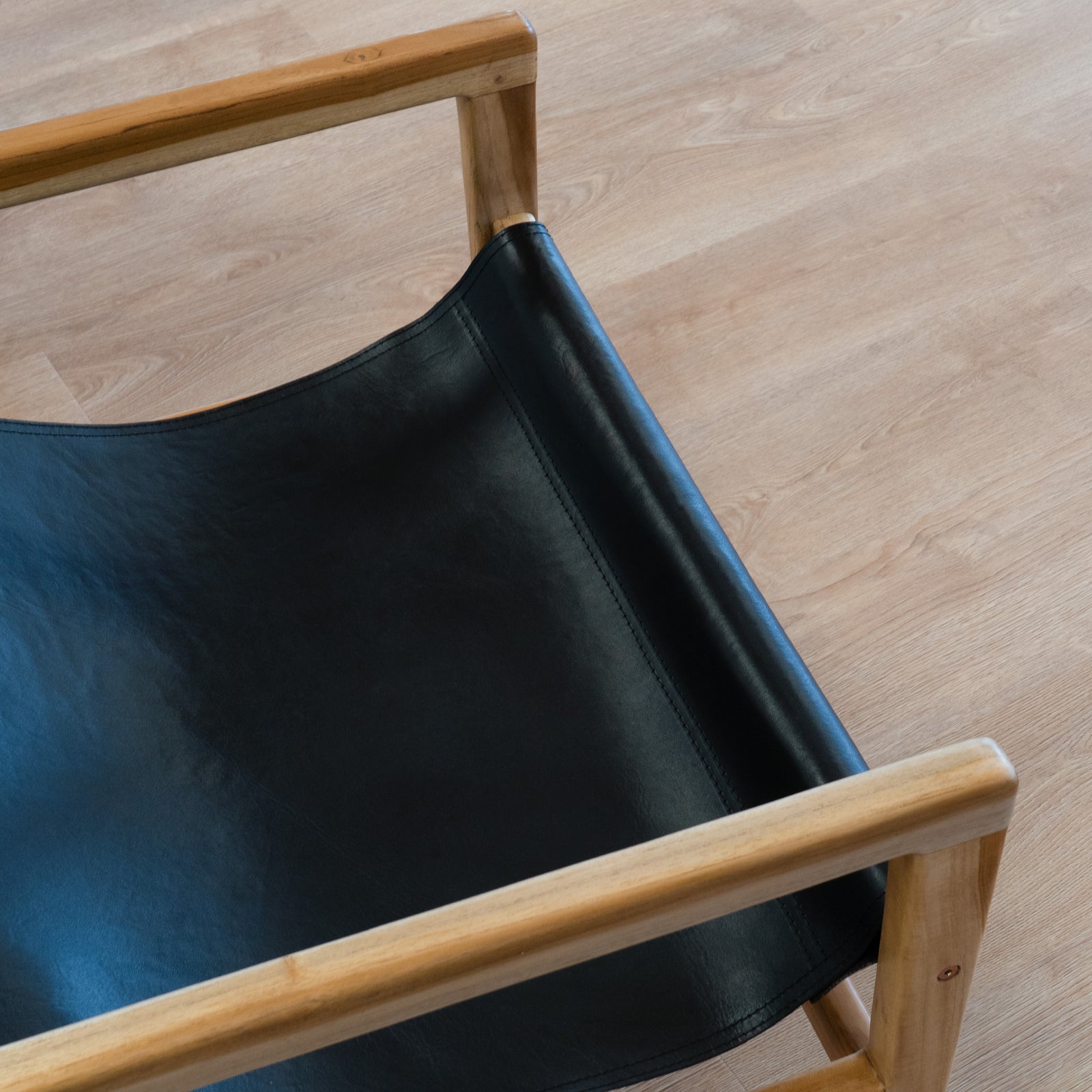 poltrona lounge in legno di teak e pelle nera lounge