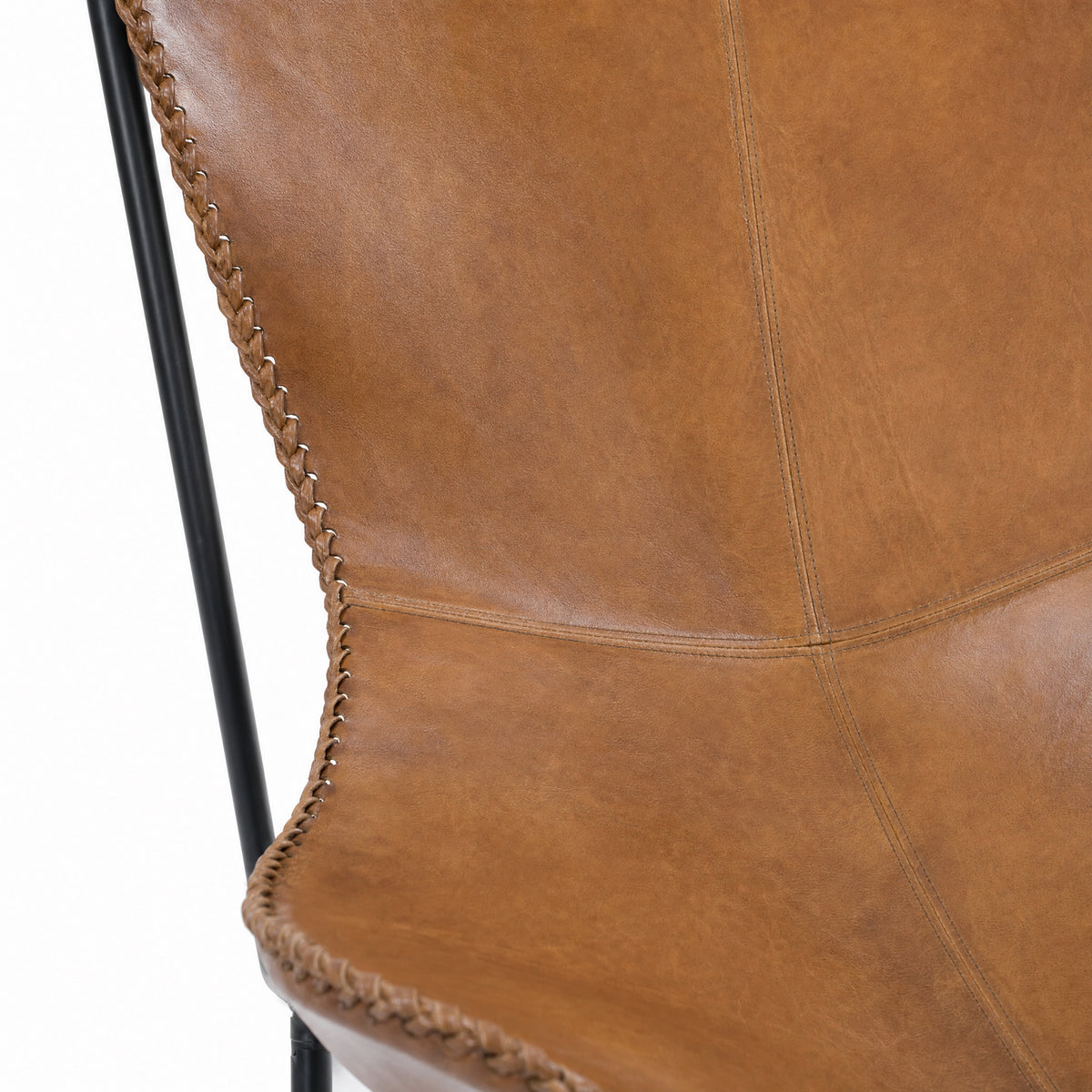 Détail de l'assise et de la couture en cuir de buffle marron du fauteuil papillon Octave - Maison Pavane