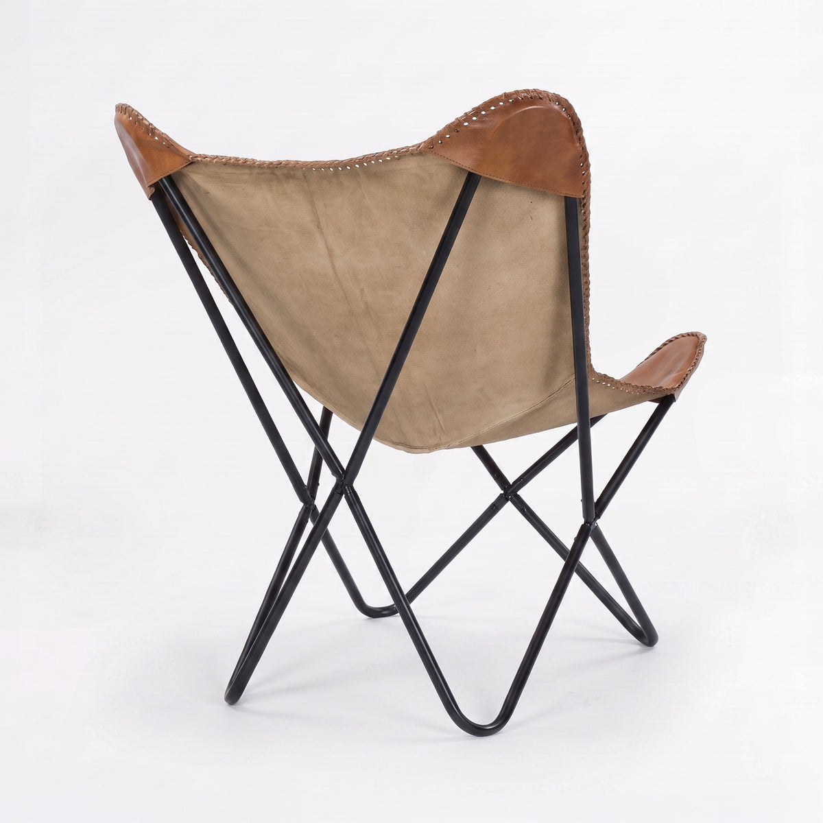 Fauteuil papillon Octave en cuir de buffle marron, vue trois-quarts arrière - Maison Pavane