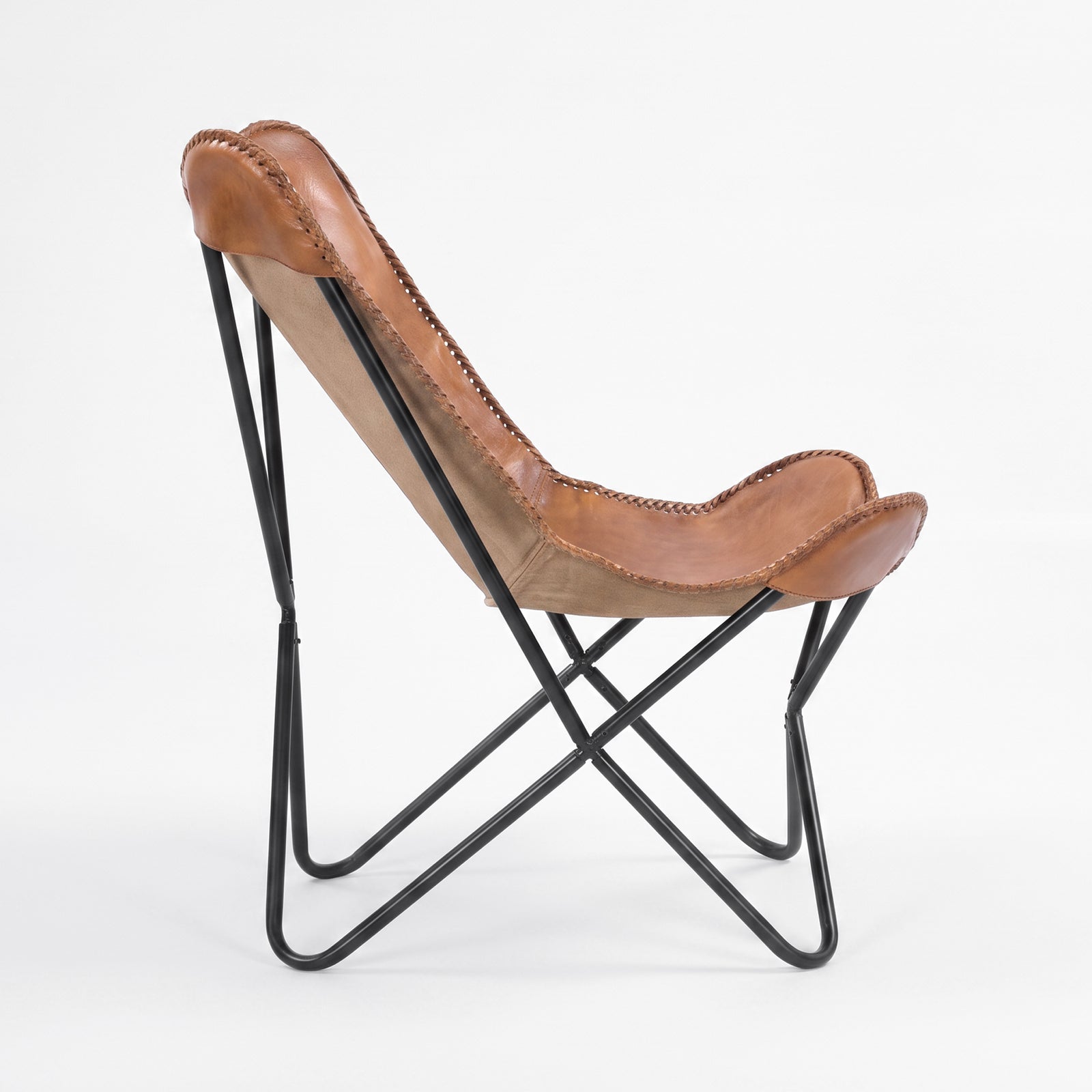 Fauteuil papillon Octave en cuir de buffle marron, vue de profil - Maison Pavane