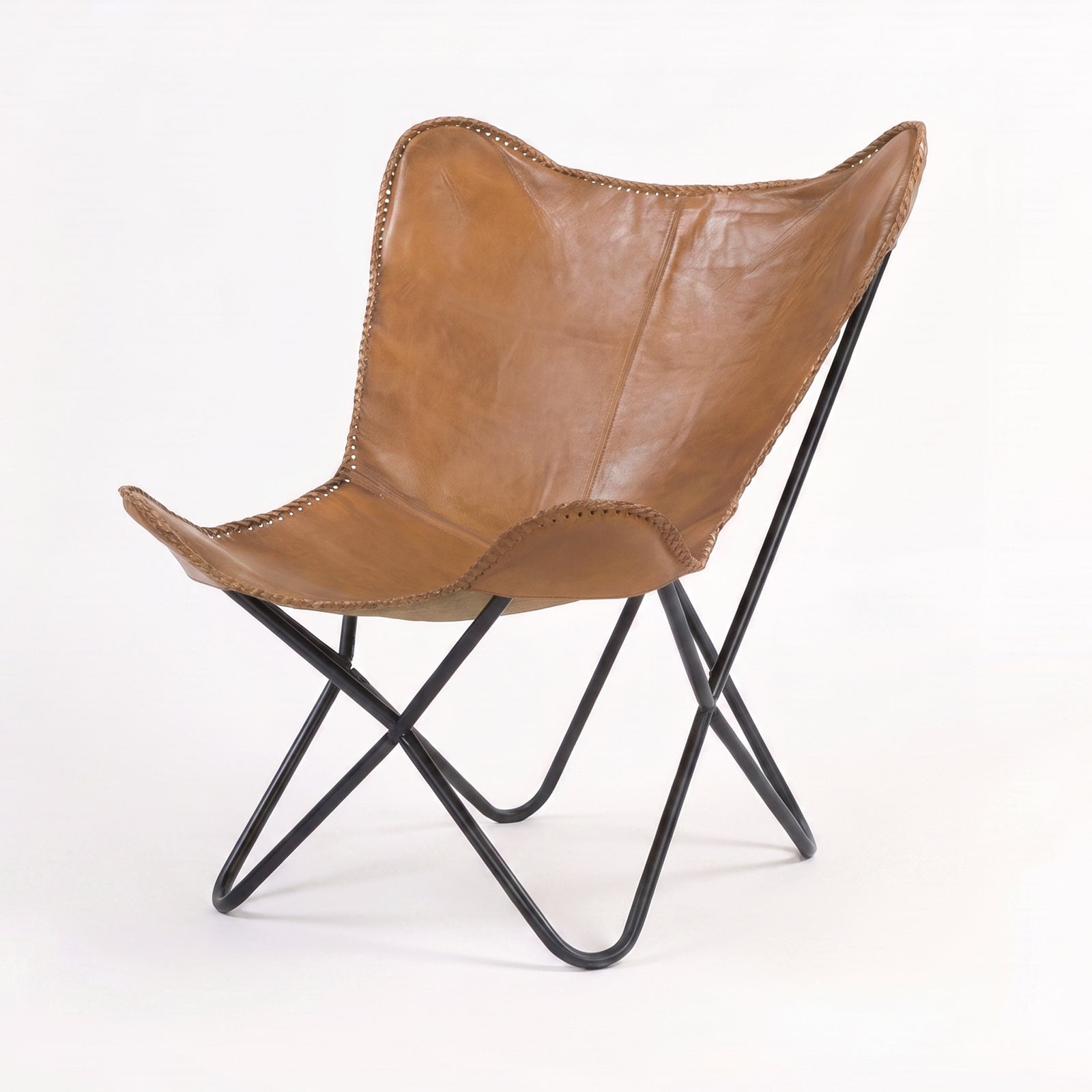 Fauteuil papillon Octave en cuir de buffle marron, vue trois-quarts - Maison Pavane