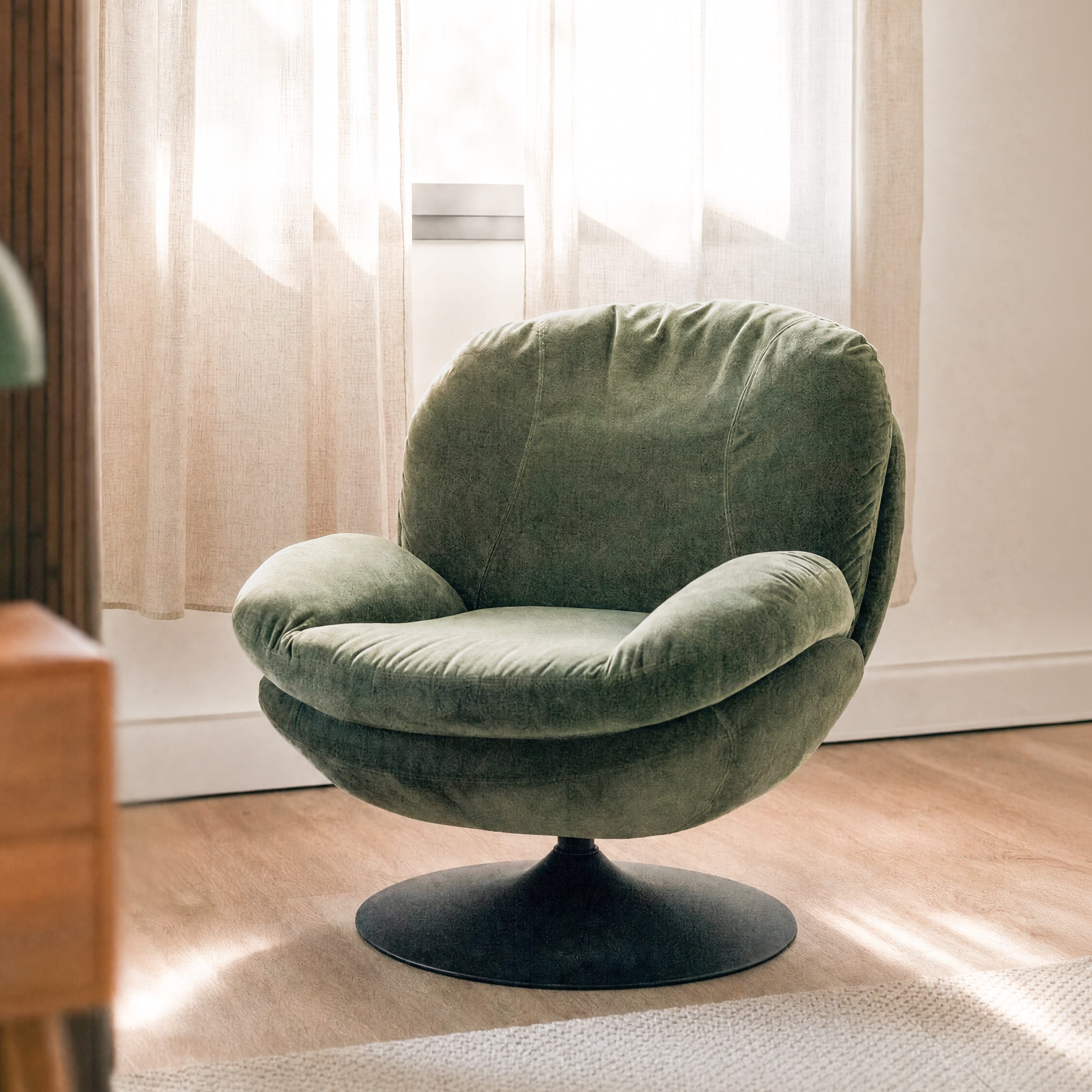 Fauteuil pivotant rond en velours vert kaki, pied tulipe noir, ambiance lumineuse et cosy – Maison Pavane