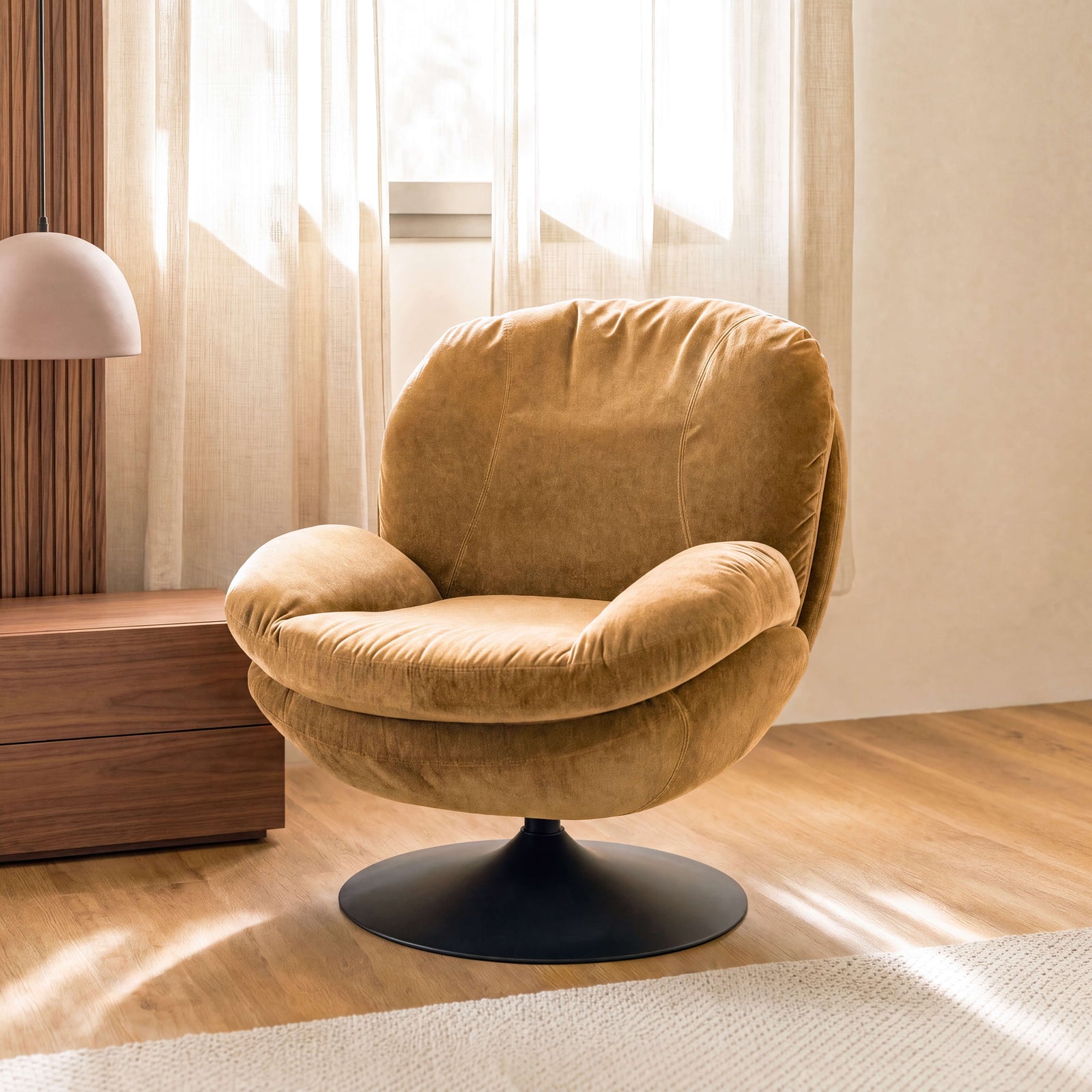 Fauteuil Ricci en tissu effet velours jaune moutarde sur socle pivotant noir, dans un salon moderne aux tons beiges